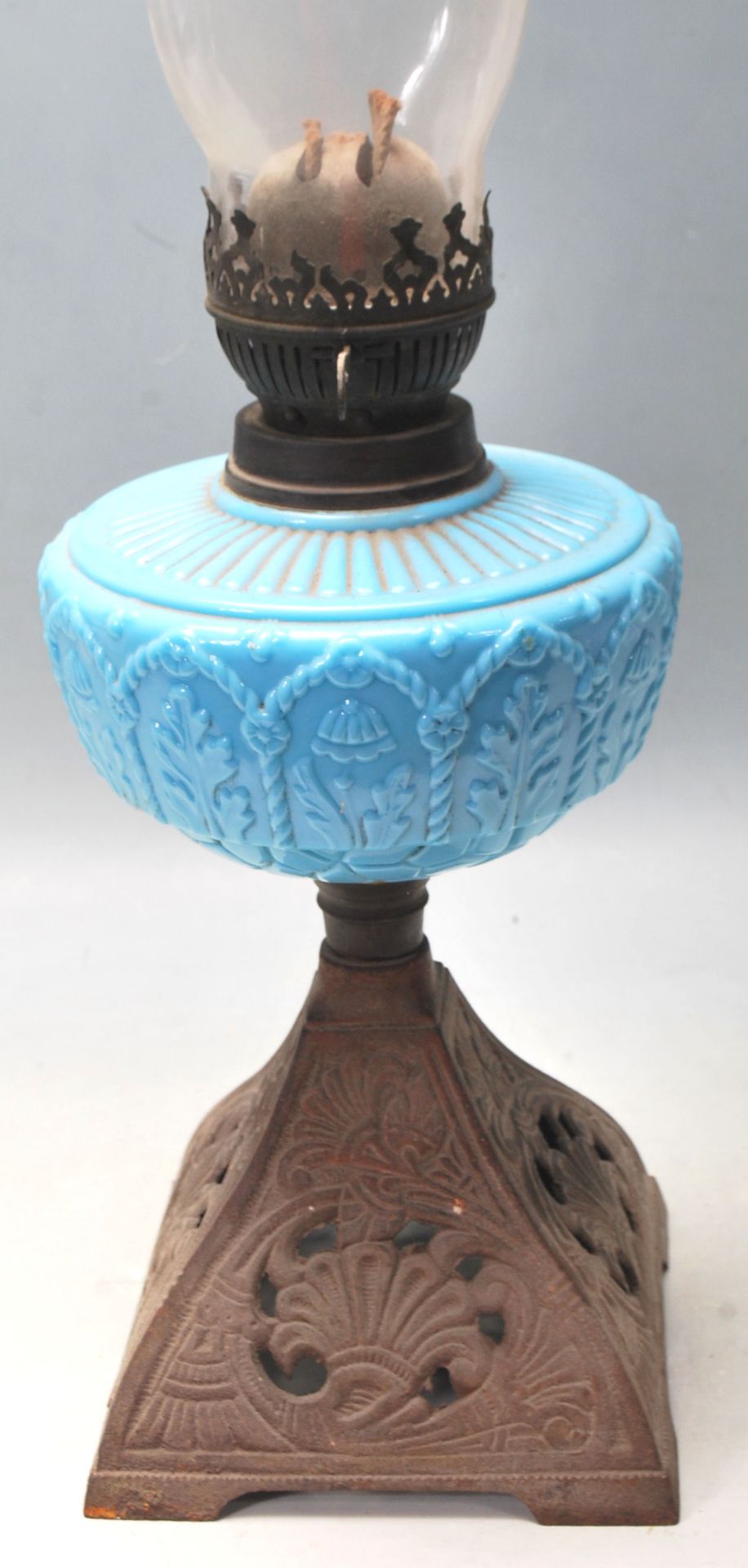 VICTORIAN 19TH CENTURY CAST IRON AND BLUE GLASS OIL LAMP - Bild 6 aus 7