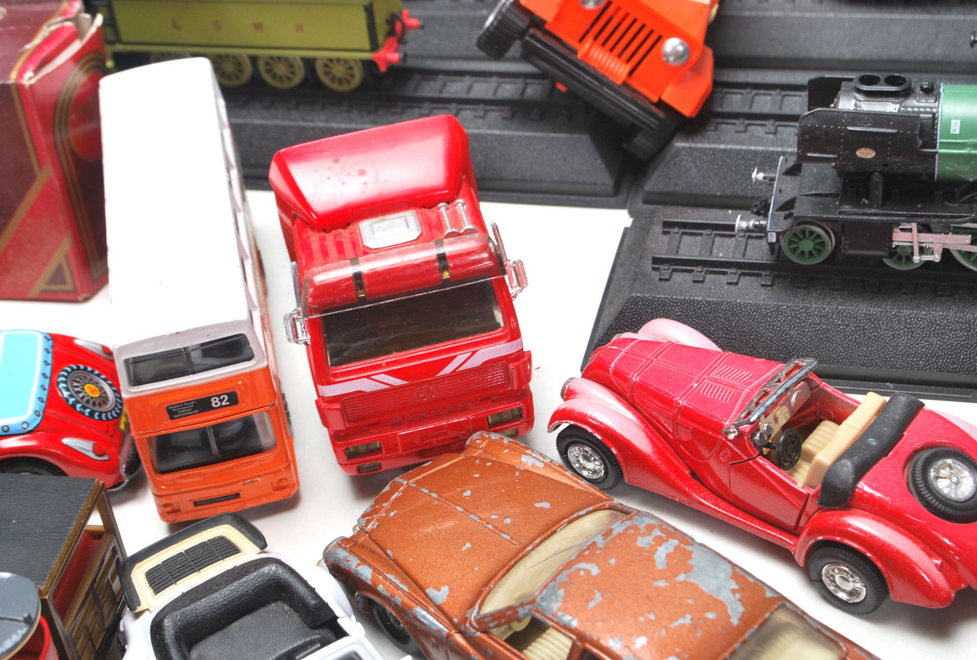 COLLECTION OF DIE CAST TOY CARS AND MODEL TRAINS - Bild 5 aus 10