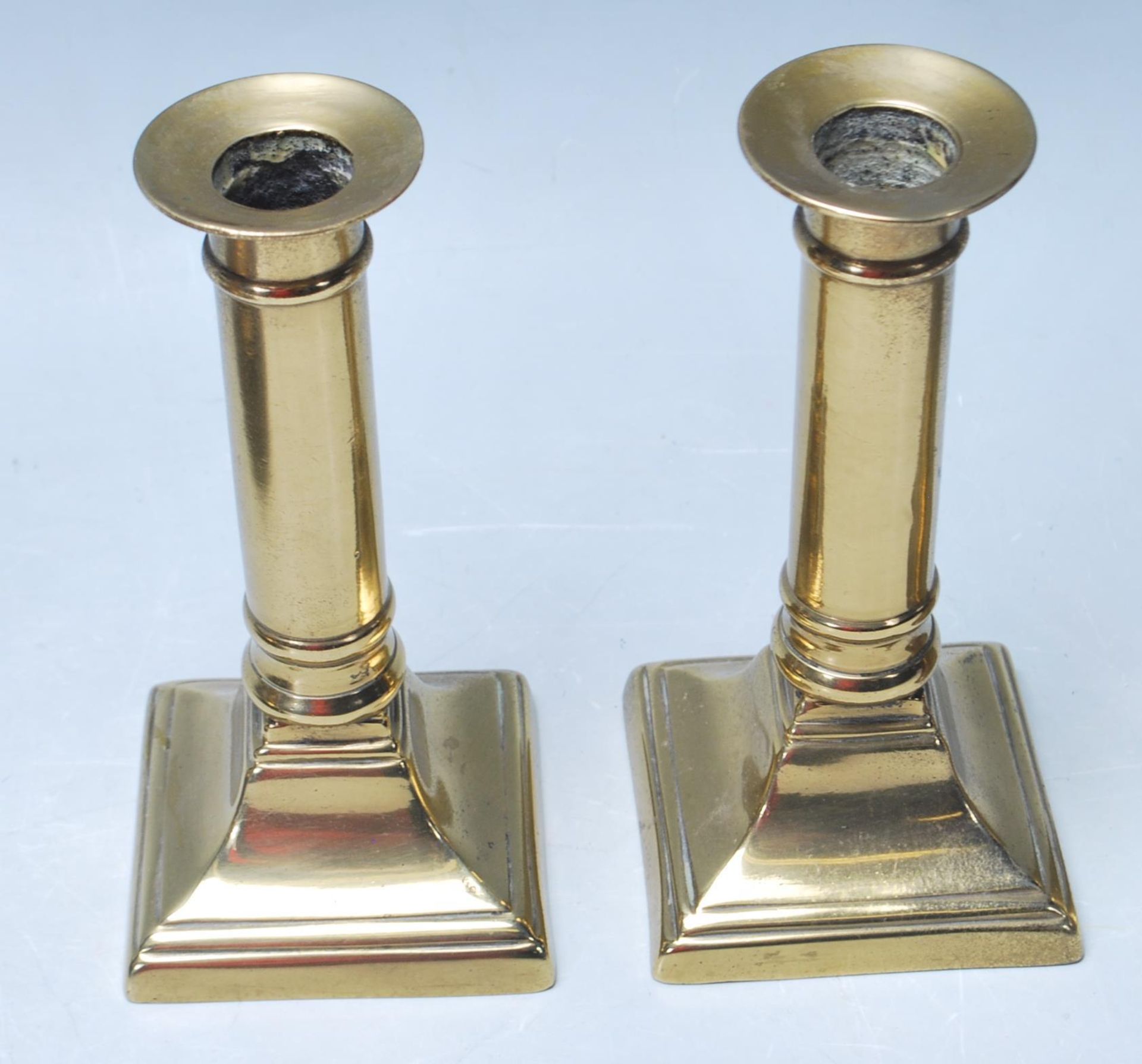 A COLLECTION OF EARLY 20TH CENTURY BRASSWARE INCLUDING A CHURCH CANDLESTICK - Bild 5 aus 6