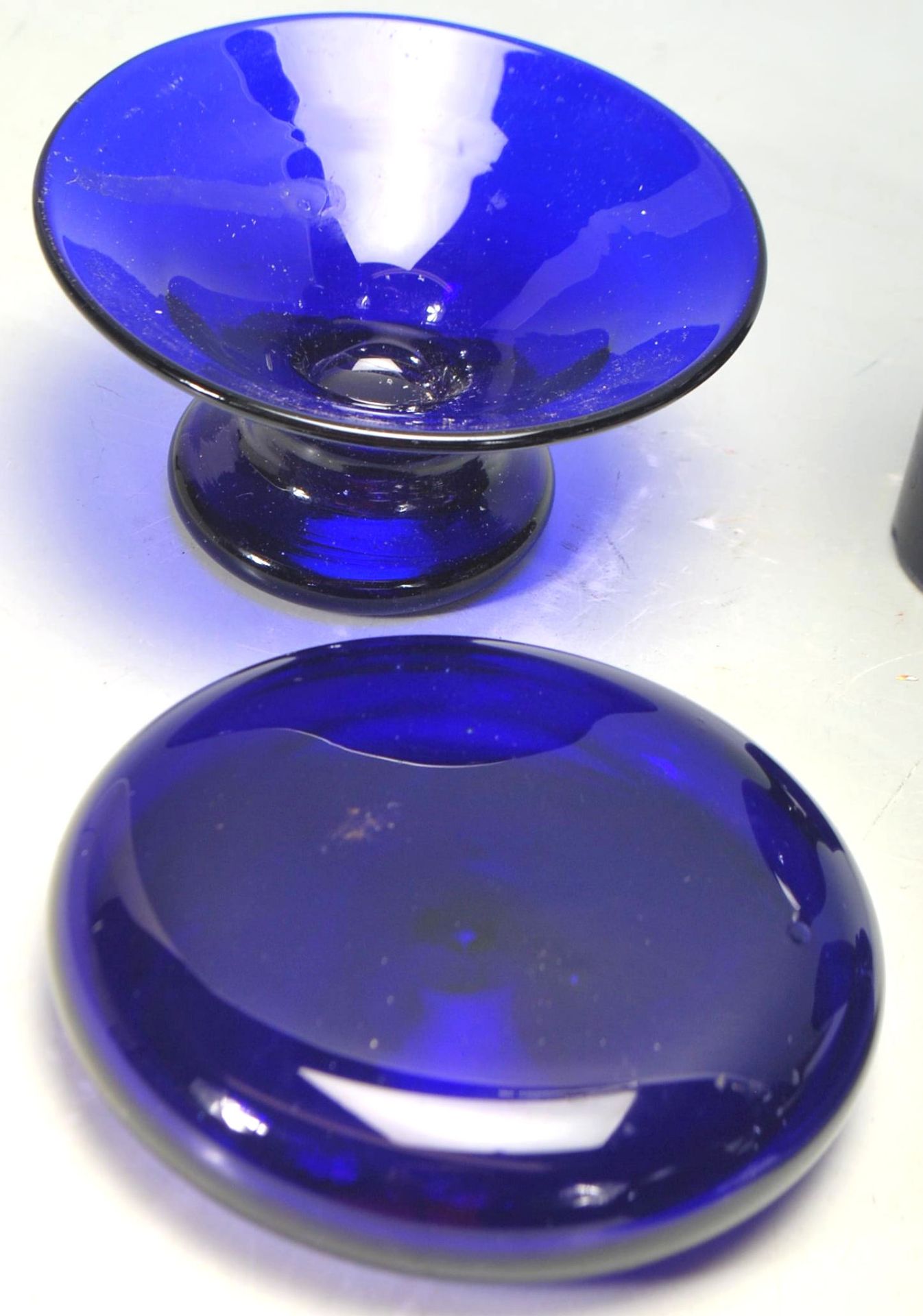 A QUANTITY OF RETRO 20TH CENTURY STUDIO BRISTOL BLUE GLASS - Bild 5 aus 6
