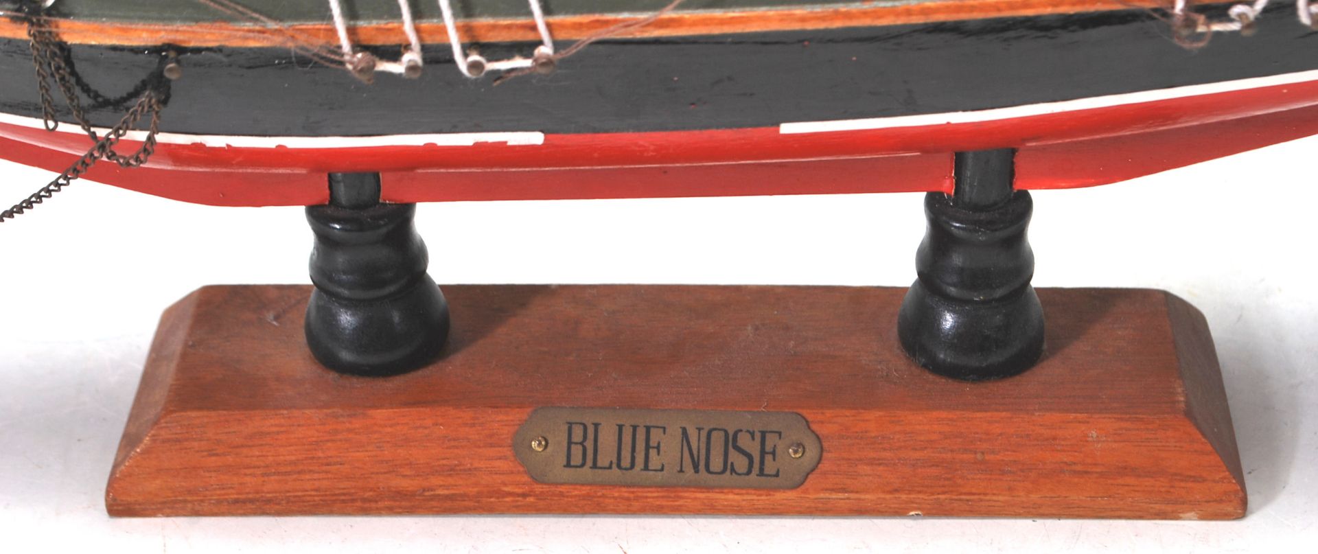 A SCRATCH BUILT MODEL SAILING BOAT / RACING SHIP OF BLUE NOSE - Bild 4 aus 5