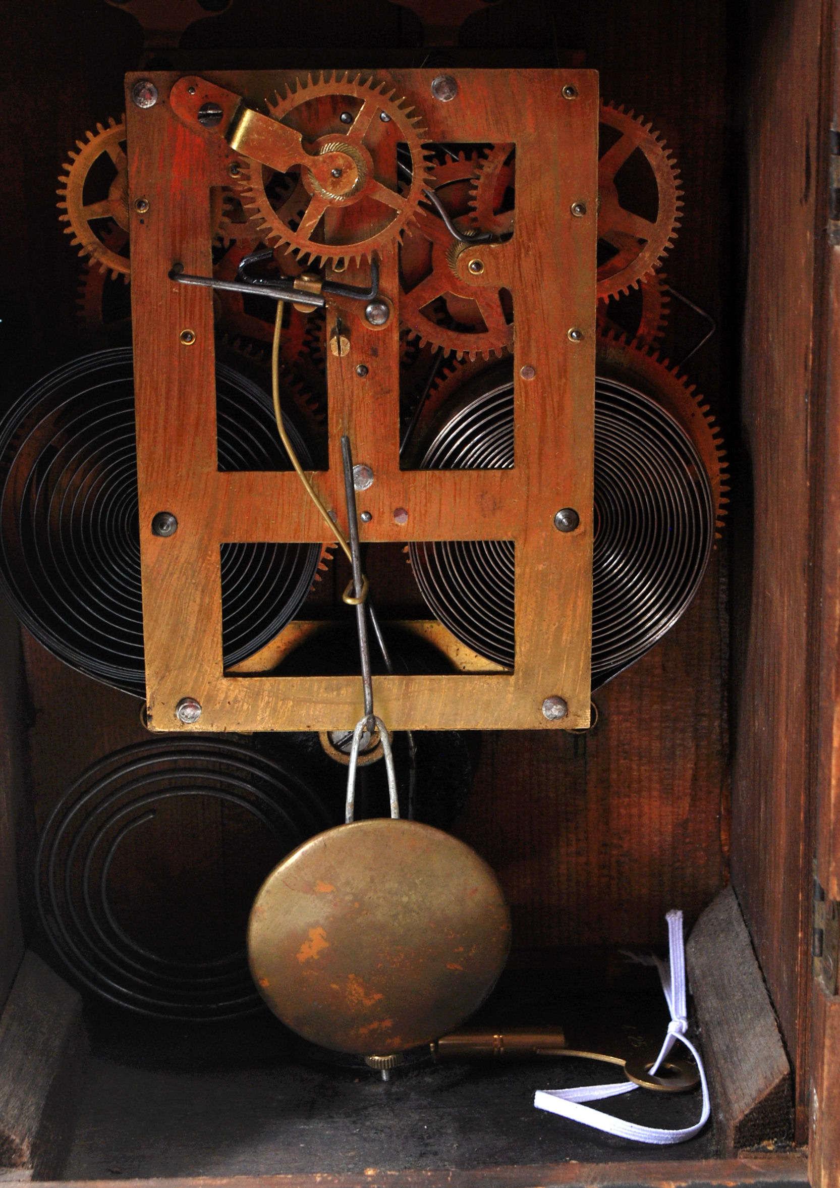AN ANTIQUE AMERICAN WALNUT CASE MANTLE CLOCK - Image 6 of 8