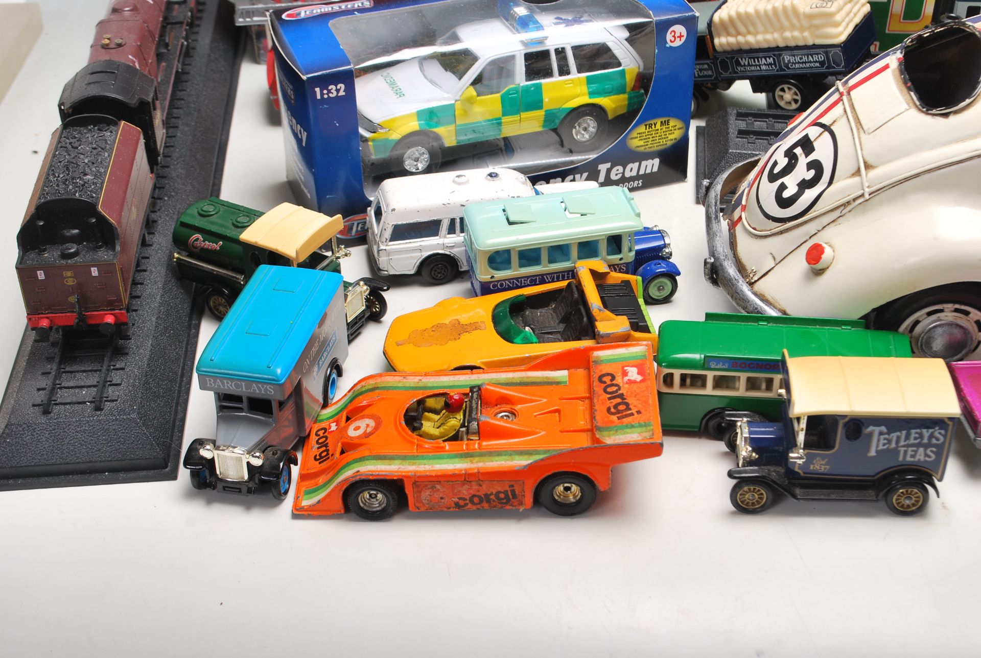 LARGE COLLECTION OF RETRO VINTAGE DIE CAST TOYS - Bild 10 aus 13