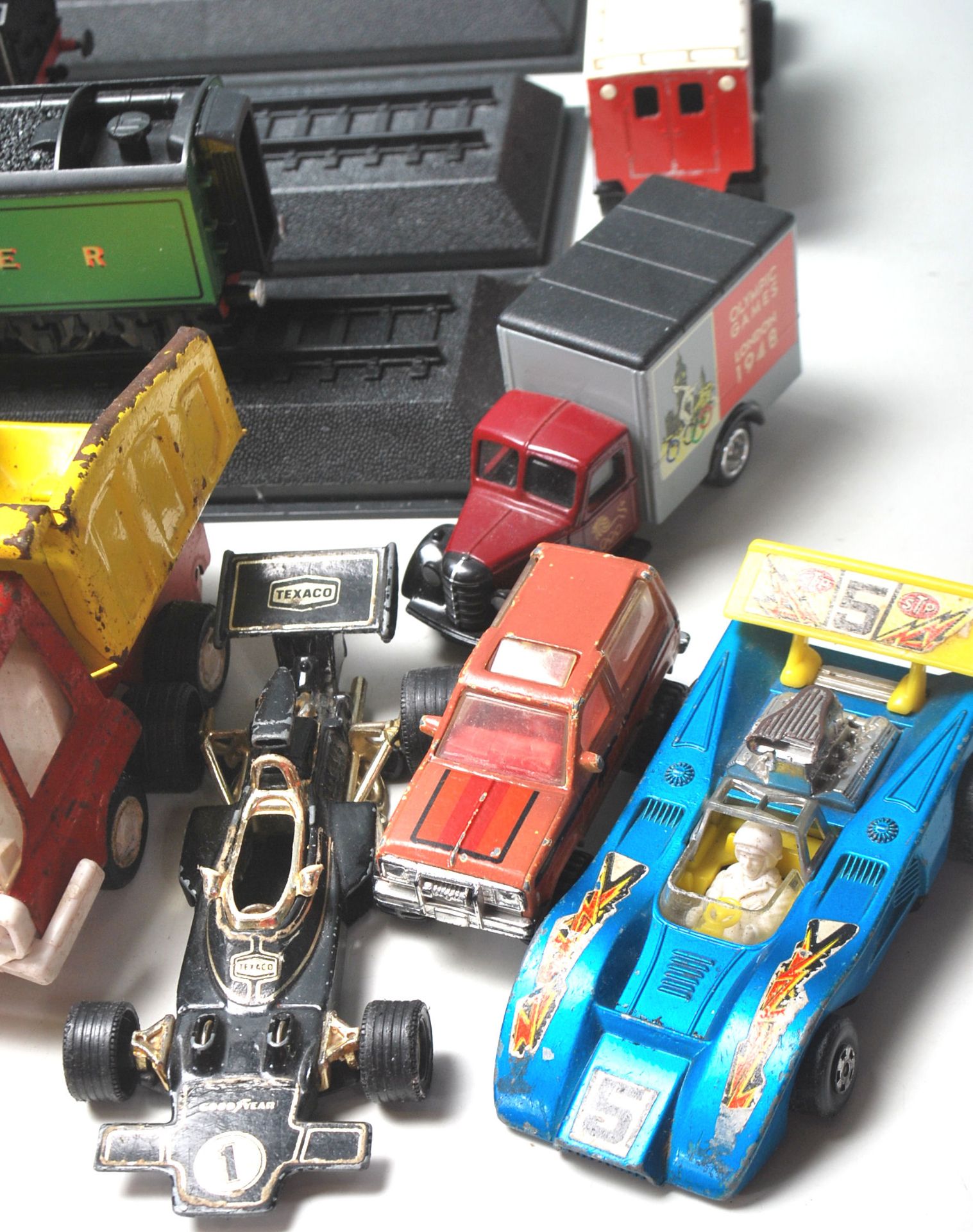 COLLECTION OF DIE CAST TOY CARS AND MODEL TRAINS - Bild 7 aus 10