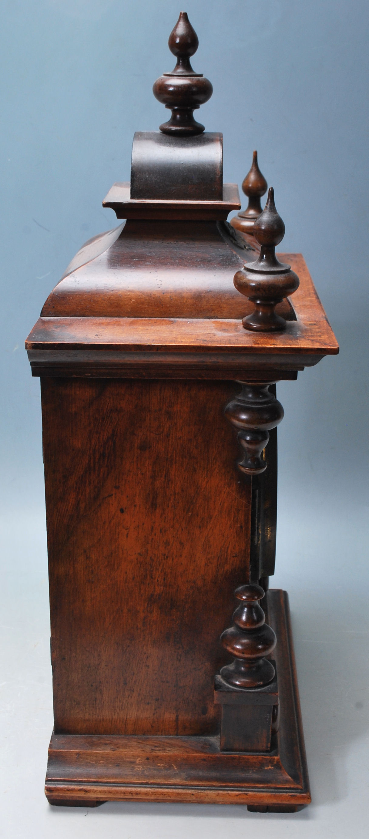 AN ANTIQUE AMERICAN WALNUT CASE MANTLE CLOCK - Image 4 of 8