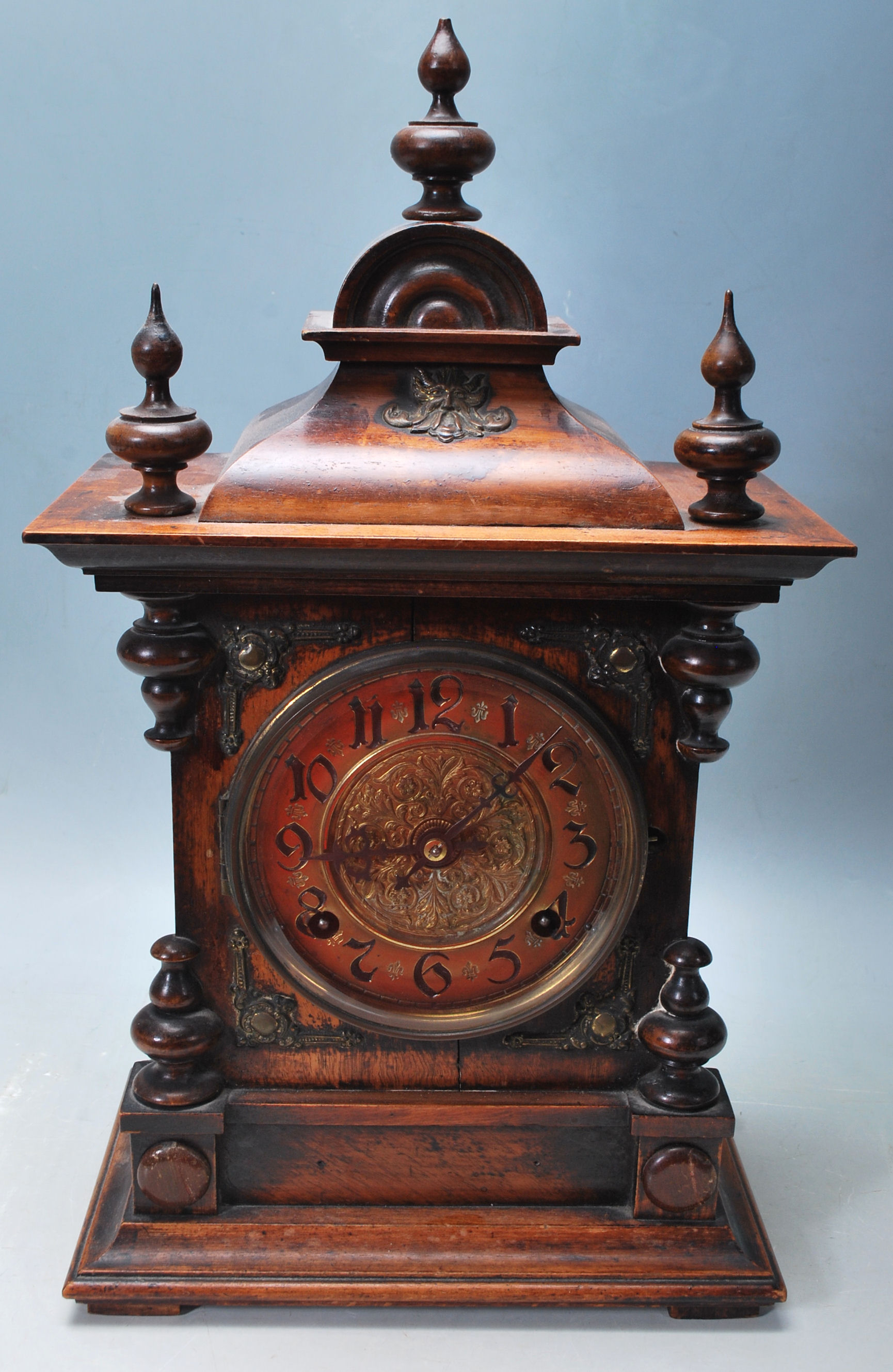 AN ANTIQUE AMERICAN WALNUT CASE MANTLE CLOCK