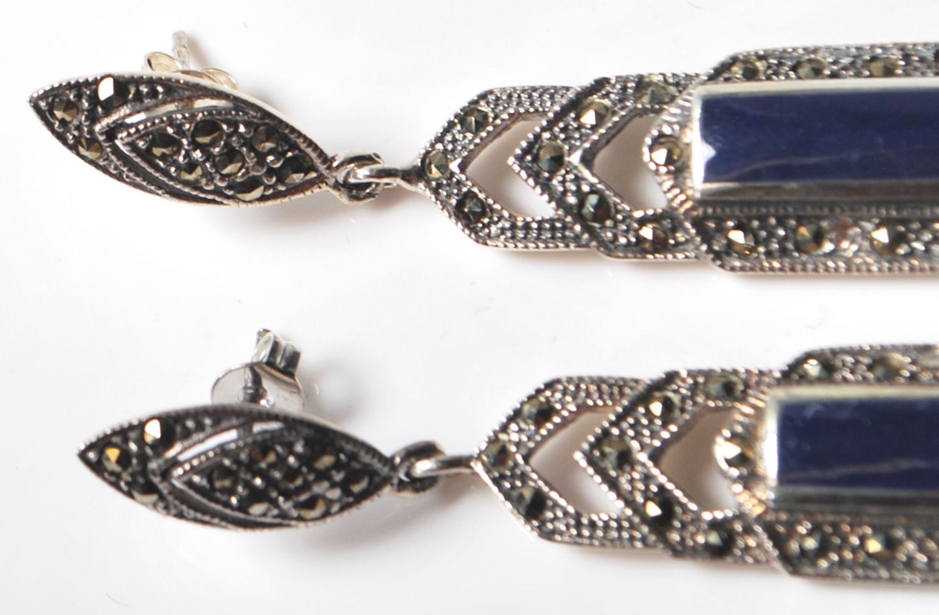 A PAIR OF STAMPED 925 SILVER ART DECO STYLE DROP EARRING SET WITH LAPIS LAZULI - Bild 2 aus 7