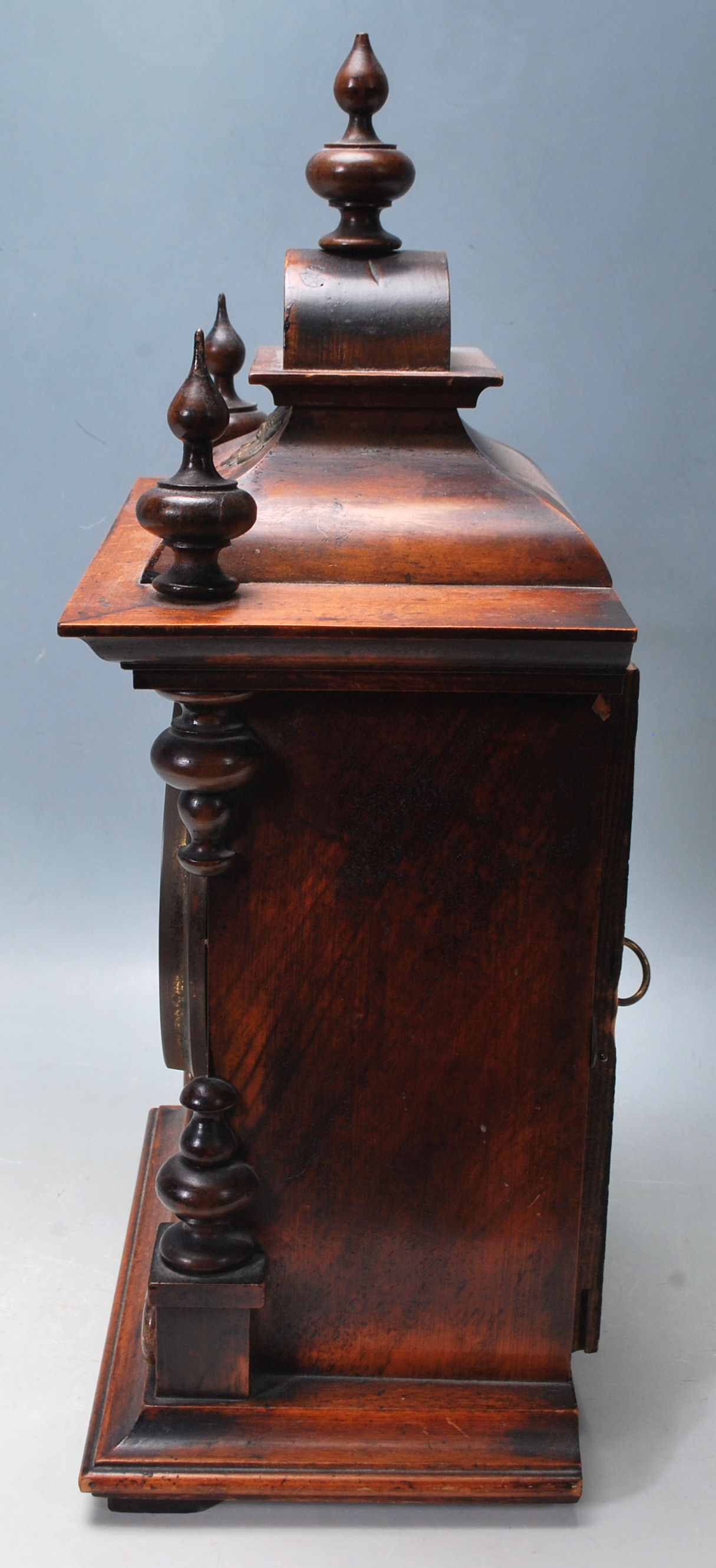 AN ANTIQUE AMERICAN WALNUT CASE MANTLE CLOCK - Image 7 of 8
