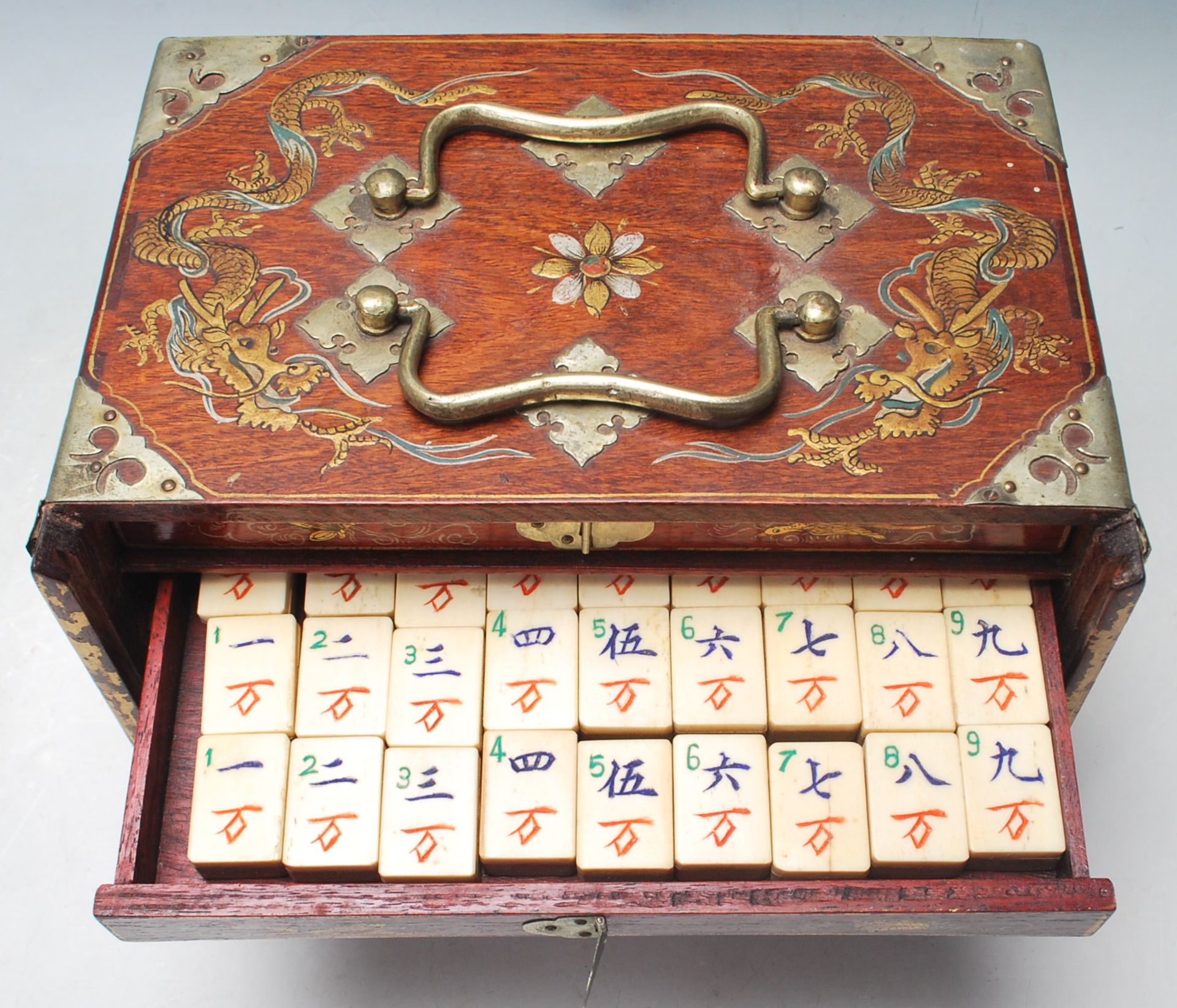 CHINESE ORIENTAL MAHJONG SET WITHIN PAINTED WOODEN CASE - Bild 4 aus 9