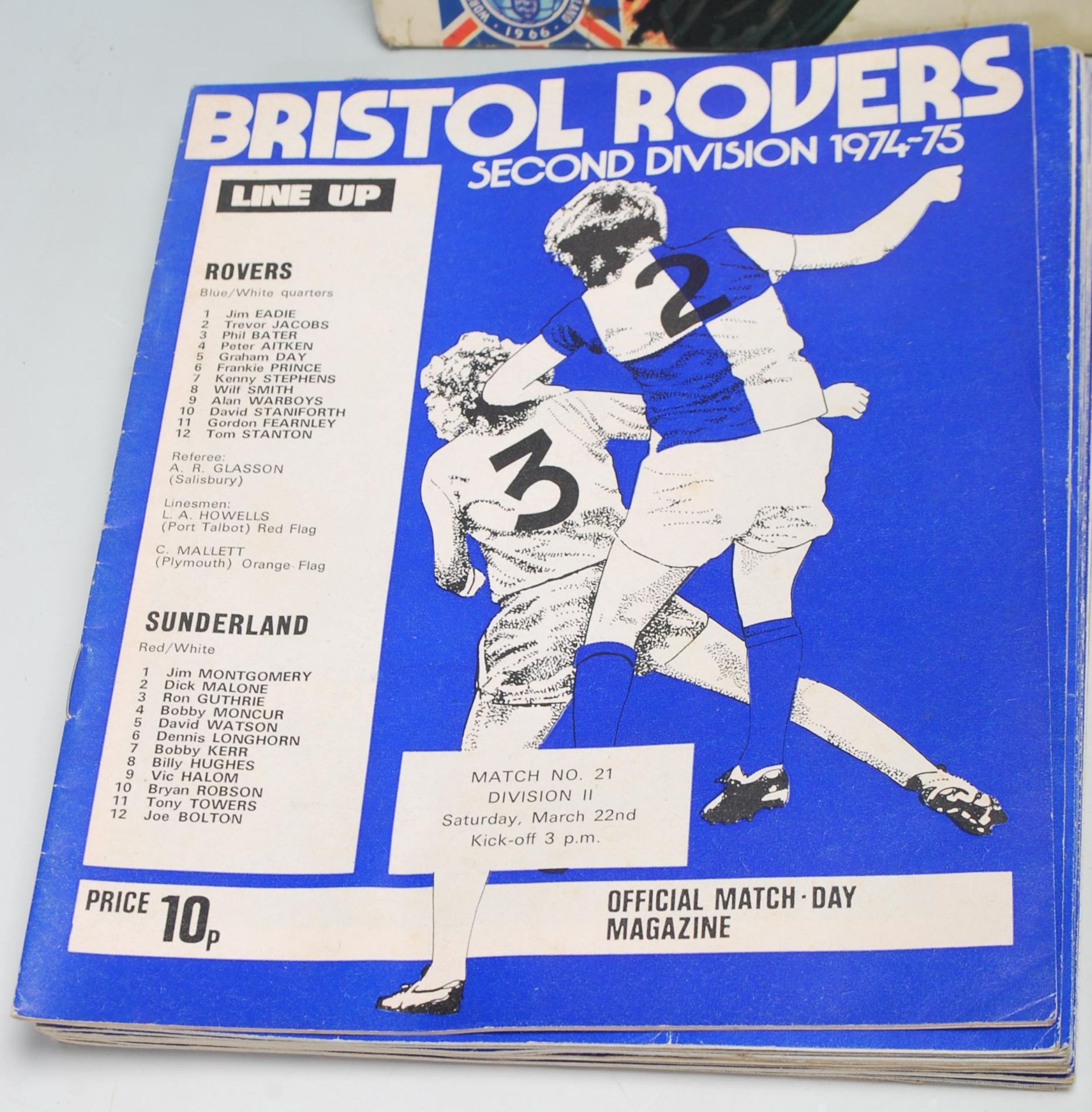 A QUANTITY OF VINTAGE ENGLISH FOOTBALL PROGRAMS - Bild 3 aus 10