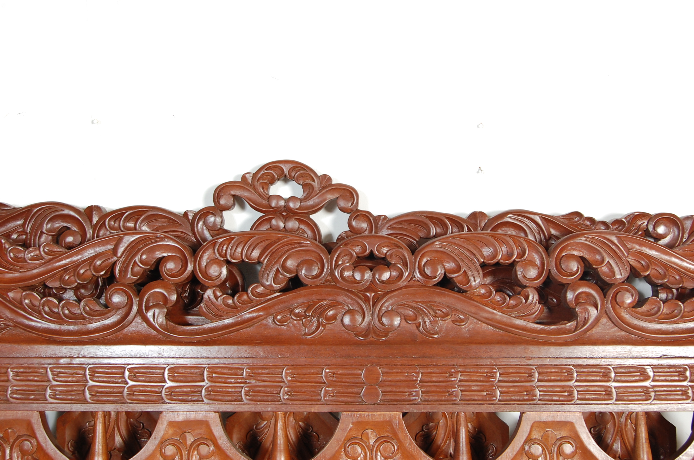 ANTIQUE STYLE LARGE MAHOGANY CARVED DOUBLE BED - Image 5 of 8