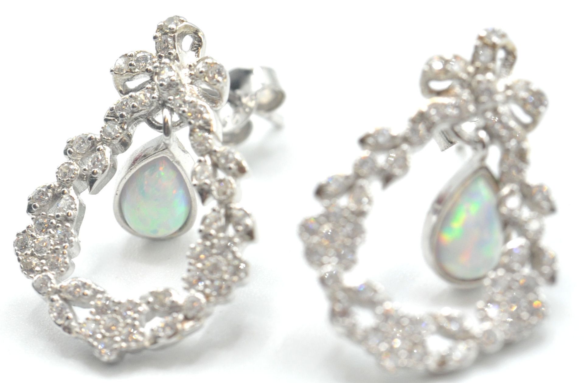A PAIR OF STAMPED 925 SILVER BELLE EPOCH STYLE EARRINGS SET WITH OPALITES AND CUBIC ZIRCONIA - Bild 2 aus 5