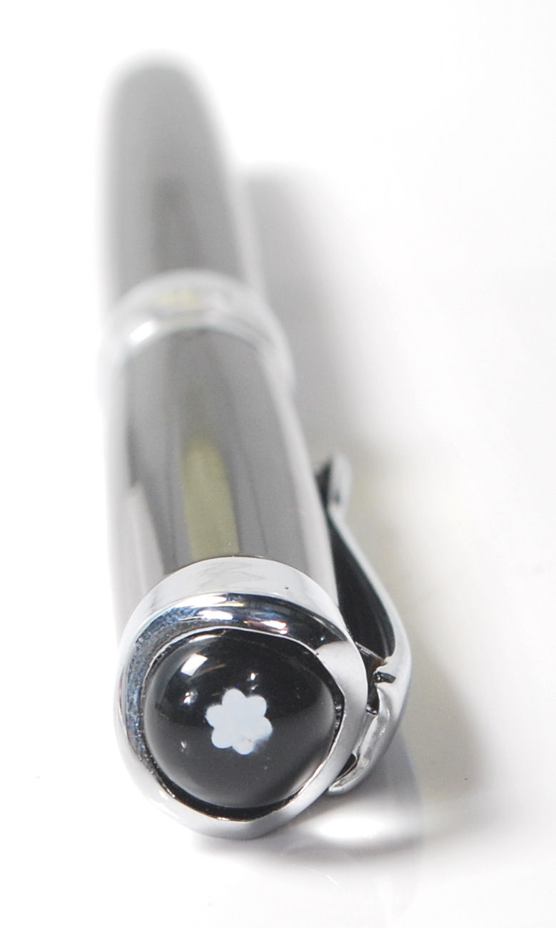 A MONTHBLANC BLACK AND WHITE METAL FOUNTAIN PEN - Image 4 of 8