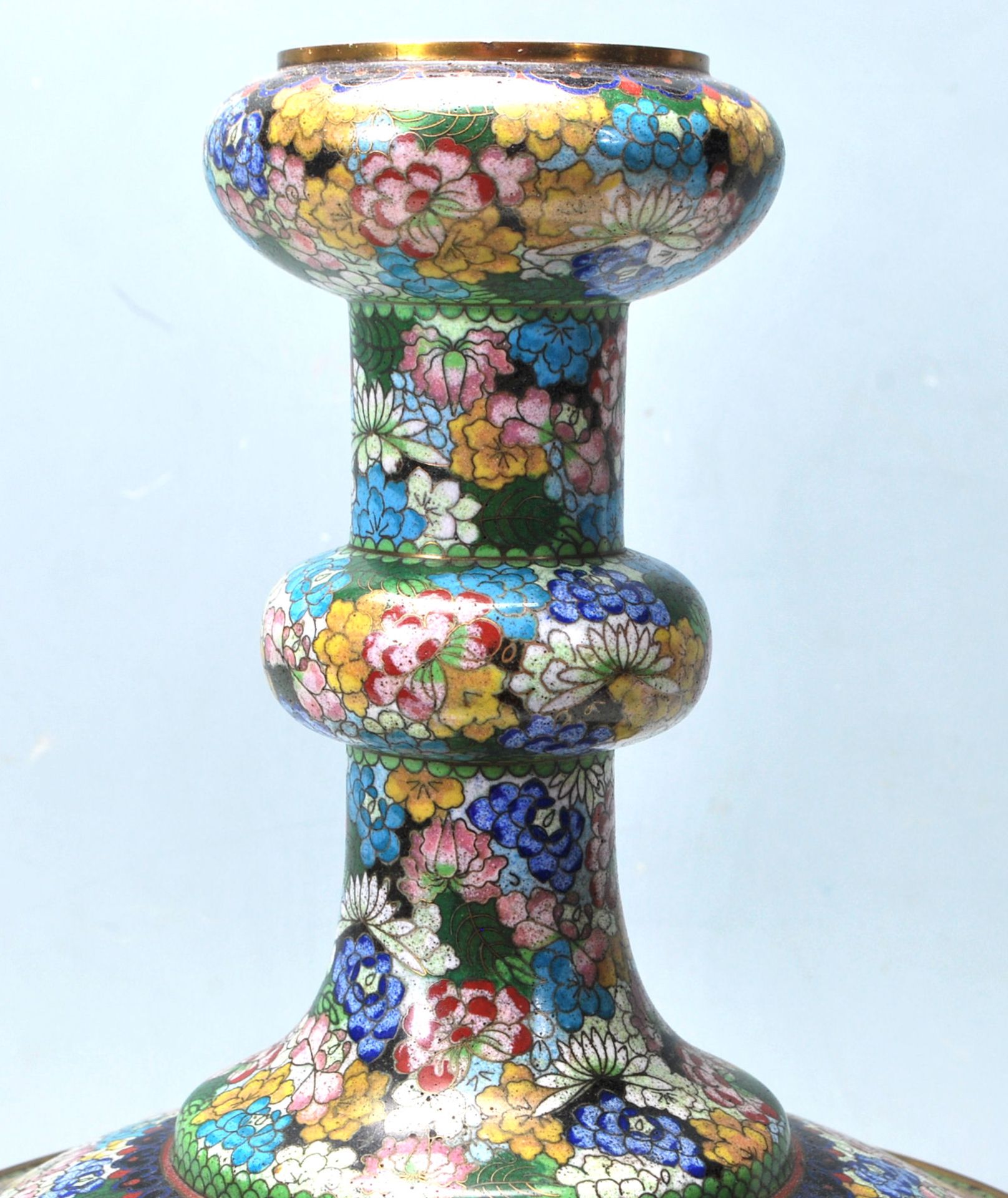 CHINESE CLOISONNE ENAMEL AND BRASS GU VASE - Bild 4 aus 9