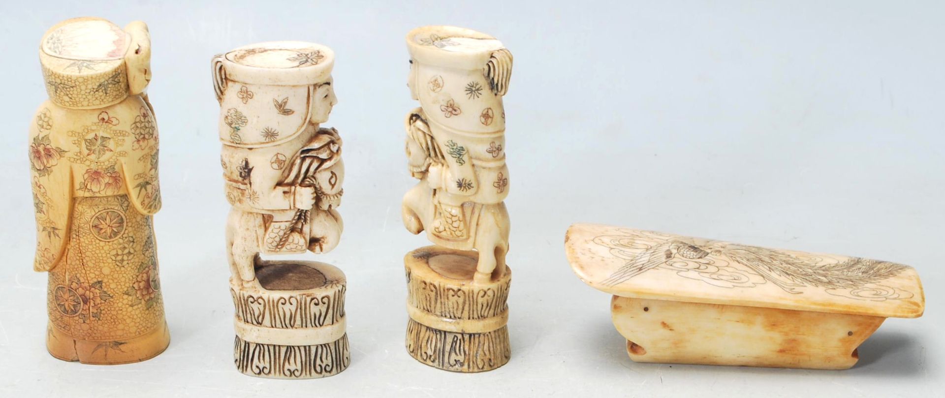 A COLLECTION OF 19TH CENTURY CHINESE BONE CARVED CHESS PIECES. - Bild 3 aus 6