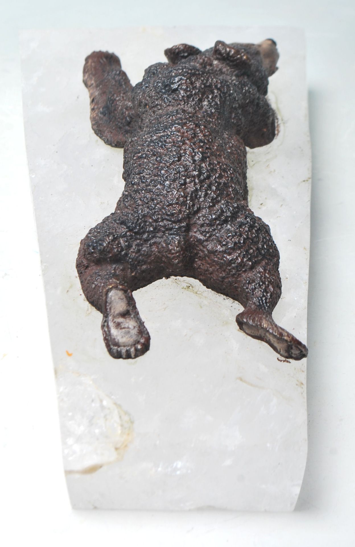 A PAPER WEIGHT COMPRISED OF A CAST IRON BEAR LAYING UPON A QUARTZ BASE - Bild 4 aus 6
