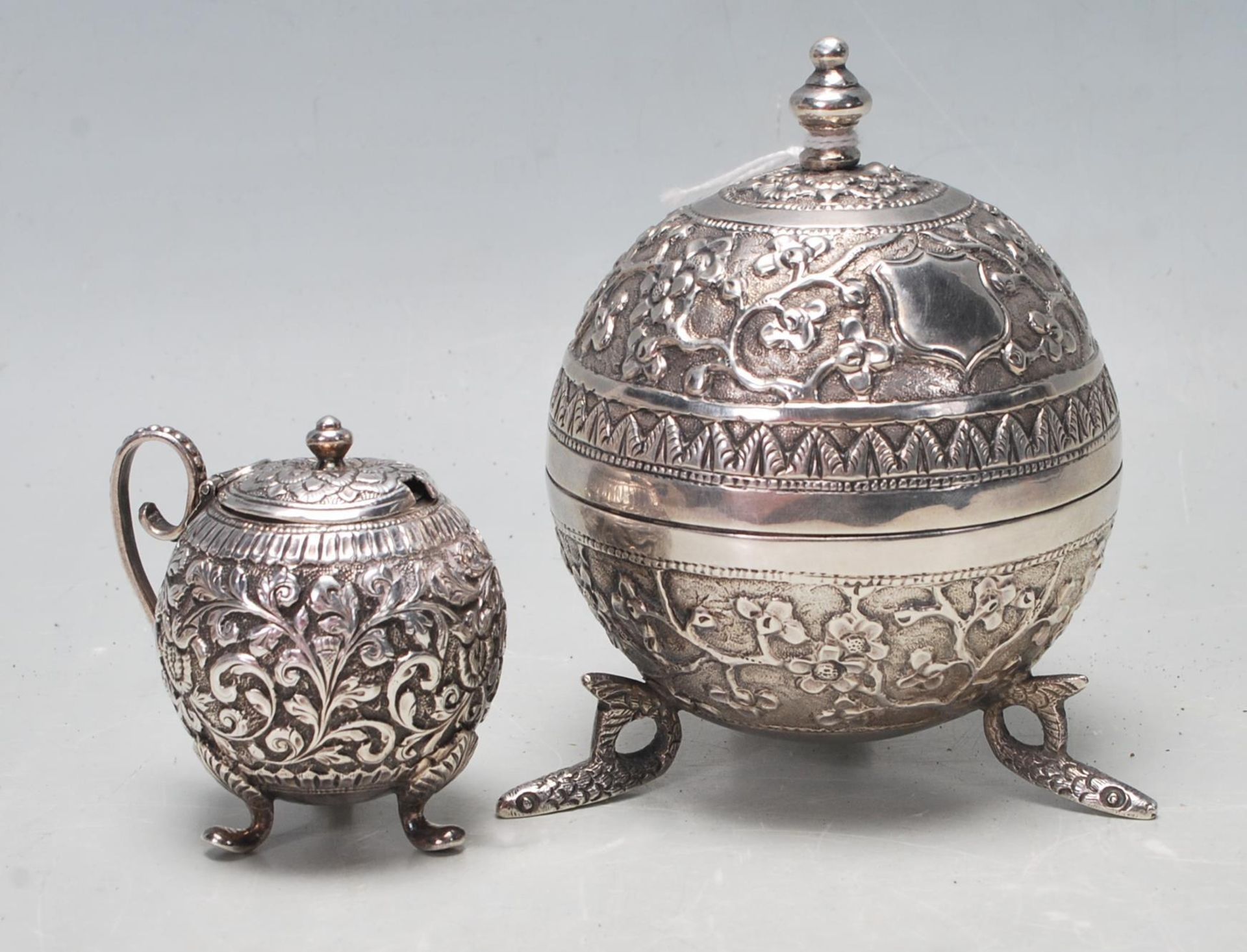 INDIAN SILVER LIDDED BOWL WITH FLORAL MOTIFS DECORATION - Bild 2 aus 5