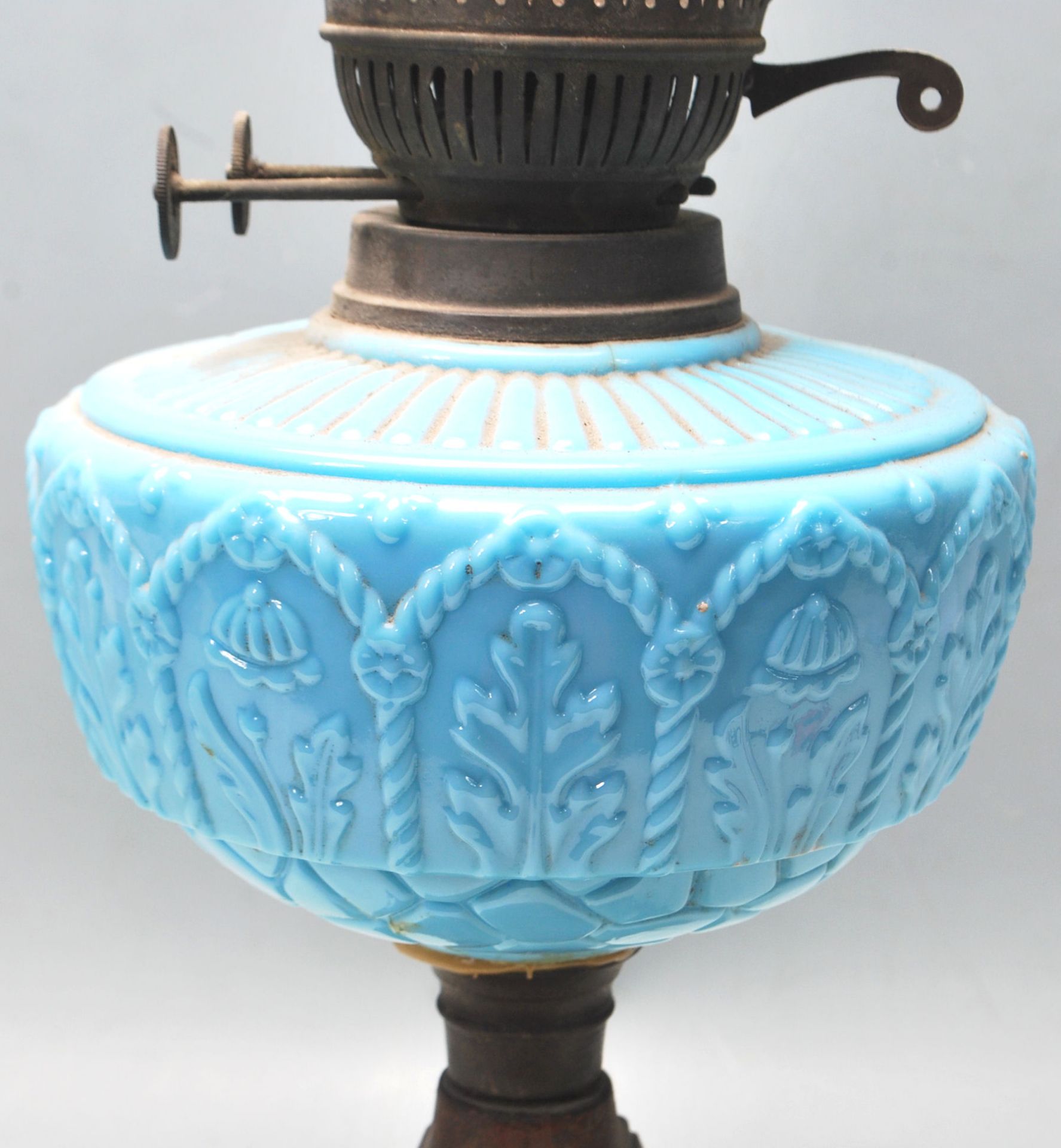 VICTORIAN 19TH CENTURY CAST IRON AND BLUE GLASS OIL LAMP - Bild 3 aus 7