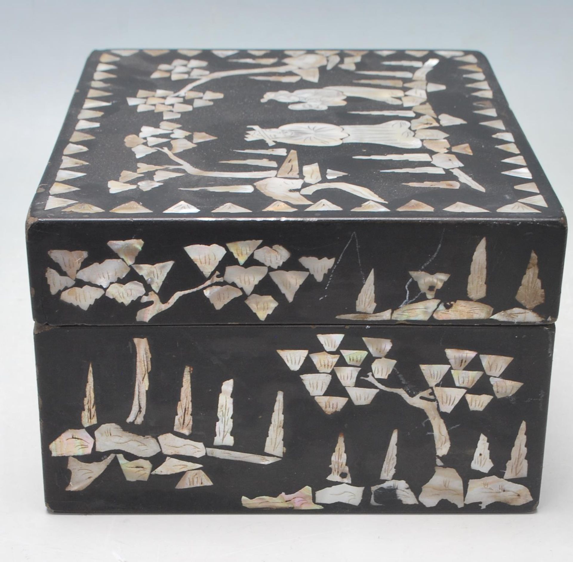 20TH CENTURY EBONISED BOX WITH MOTHER OF PEARL GARDEN SCENE DECORATION AND TWO FO DOGS - Bild 5 aus 7