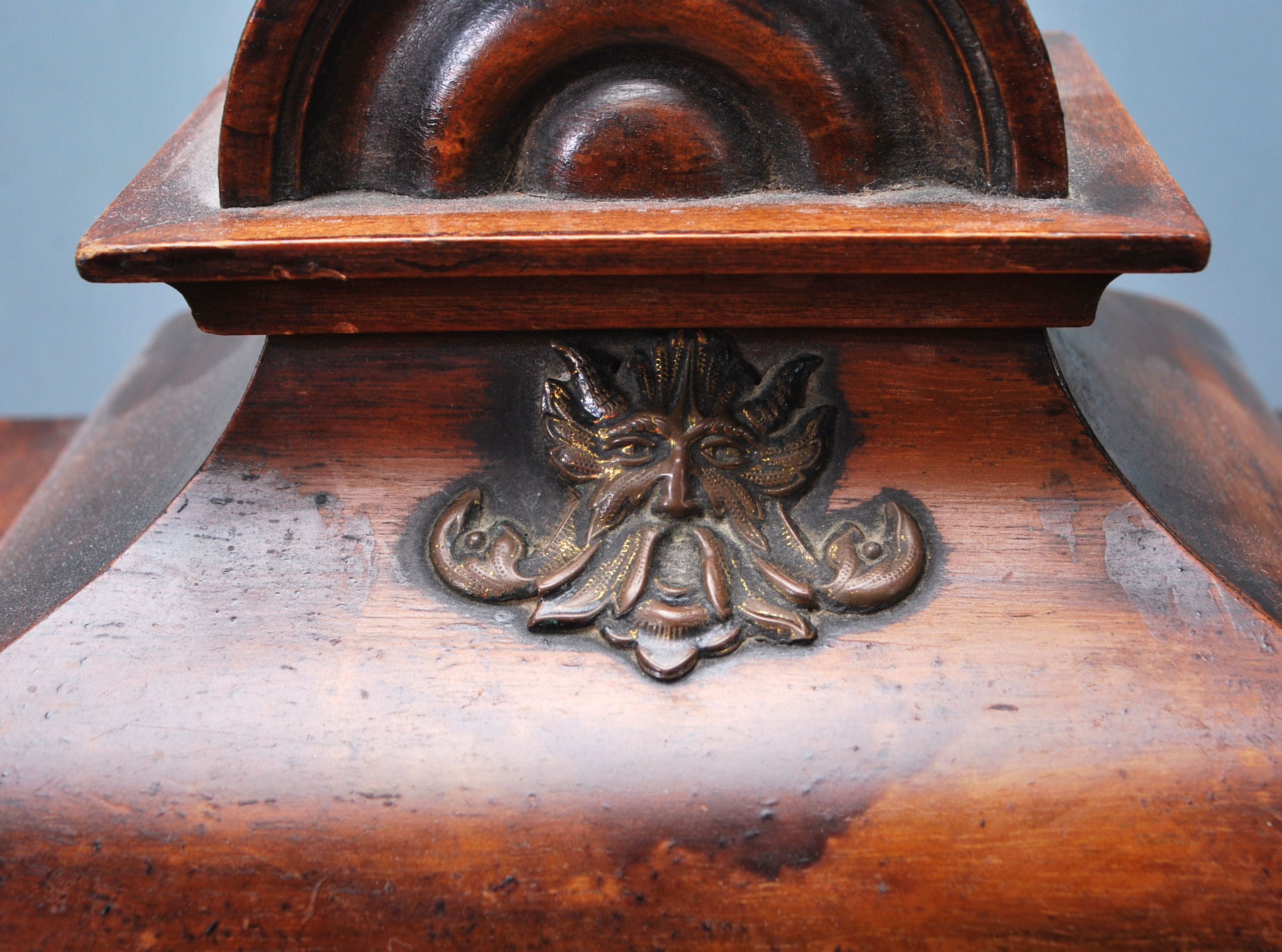 AN ANTIQUE AMERICAN WALNUT CASE MANTLE CLOCK - Image 3 of 8