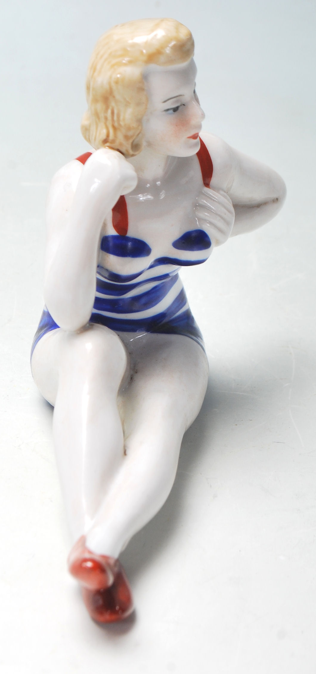 A 20TH CENTURY RETRO CERAMIC FIGURE OF A 1940'S PIN UP MODEL. - Image 2 of 7