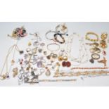 VINTAGE LADIES COSTUME JEWELLERY TO INCLUDE ERMANI BULATTI