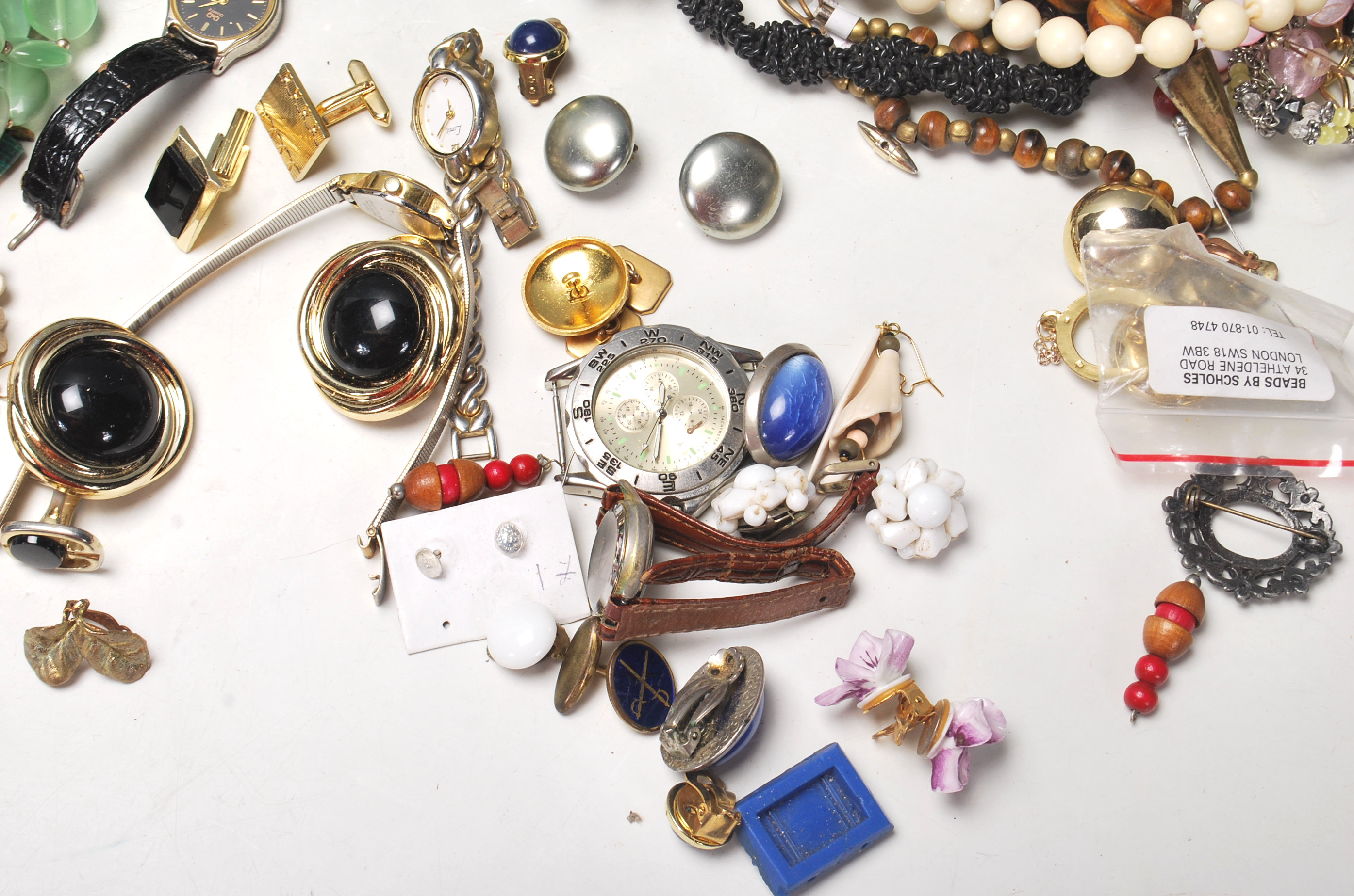 COLLECTION OF RETRO AND 20TH CENTURY COSTUME JEWELLERY - Image 2 of 7