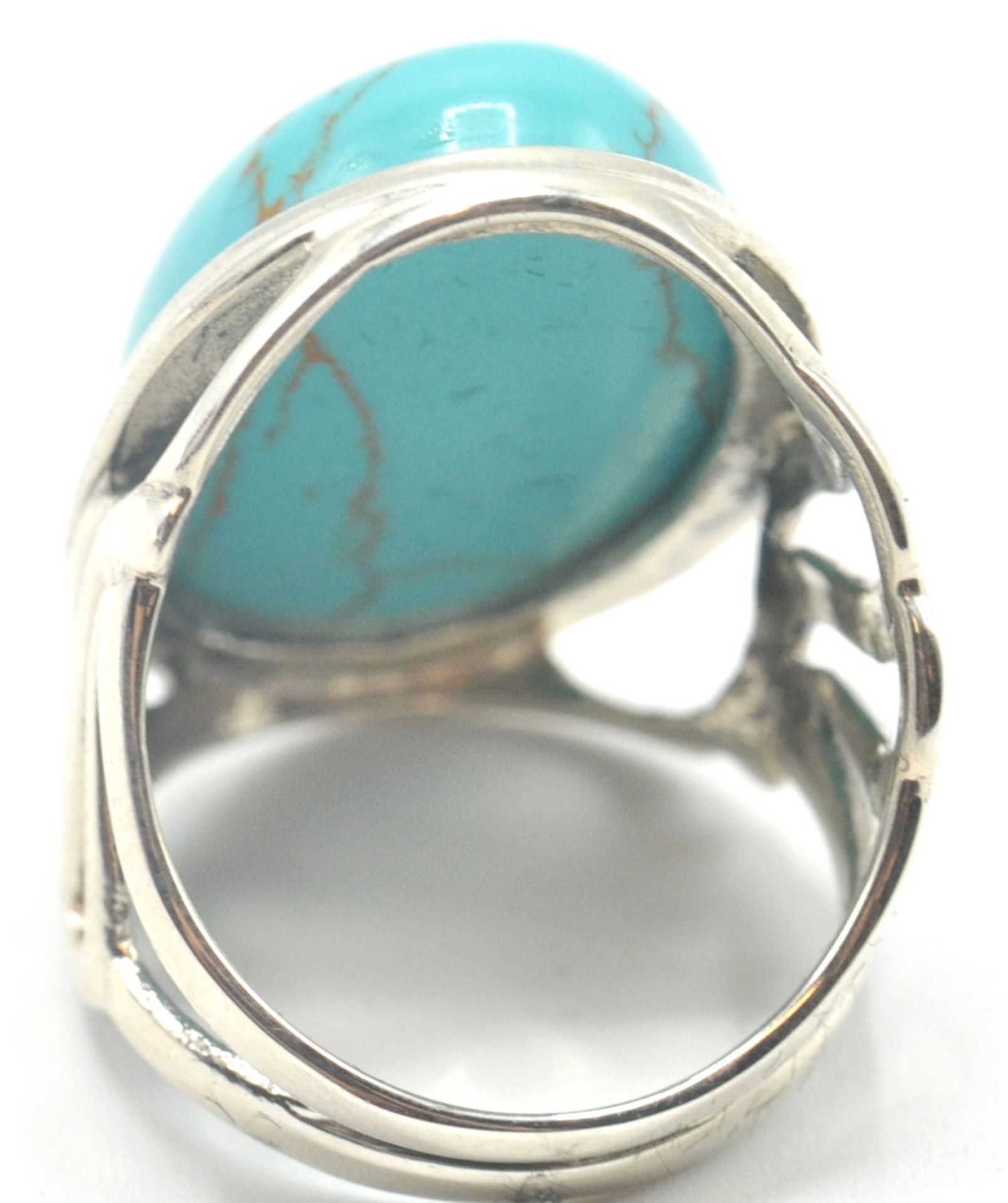 A STAMPED 925 SILVER AND TURQUOISE DRESS RING. - Bild 5 aus 7