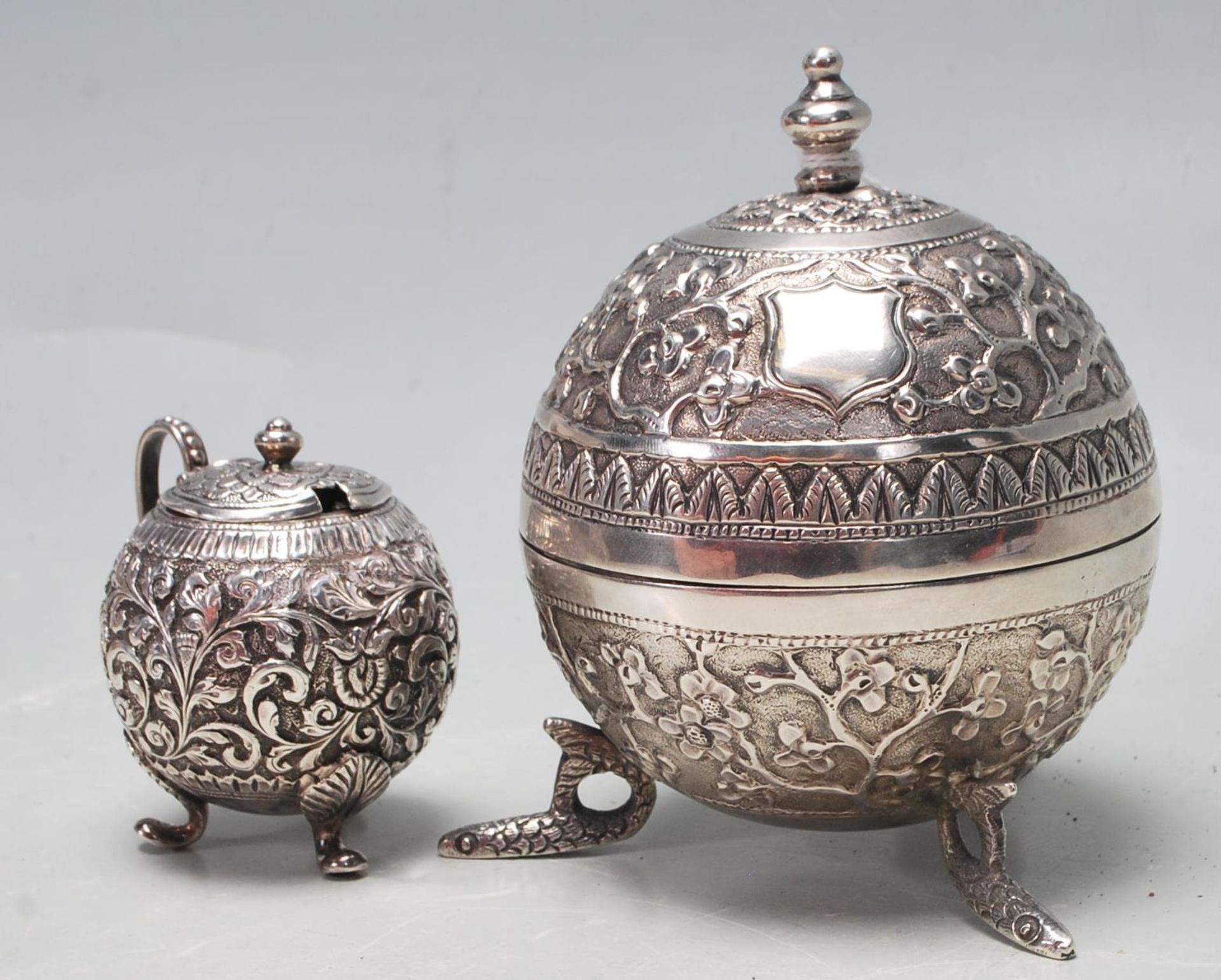 INDIAN SILVER LIDDED BOWL WITH FLORAL MOTIFS DECORATION - Bild 3 aus 5