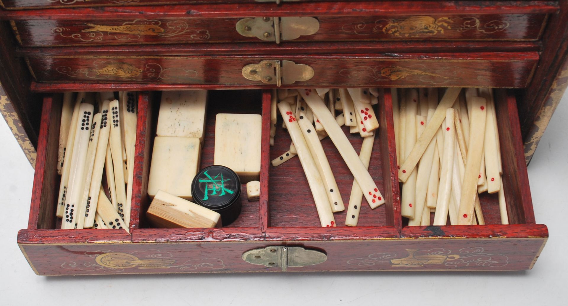 CHINESE ORIENTAL MAHJONG SET WITHIN PAINTED WOODEN CASE - Bild 7 aus 9