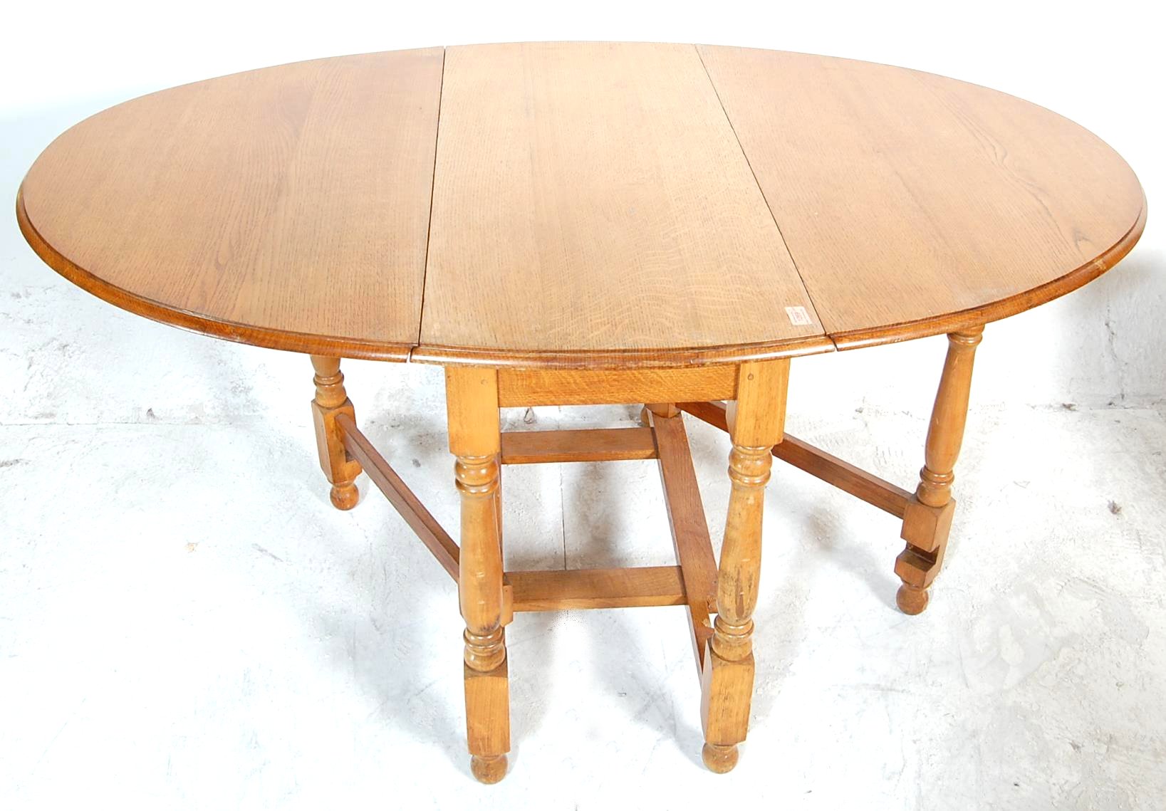 ANTIQUE STYLE OAK DINING TABLE AND CHAIRS - Image 3 of 5