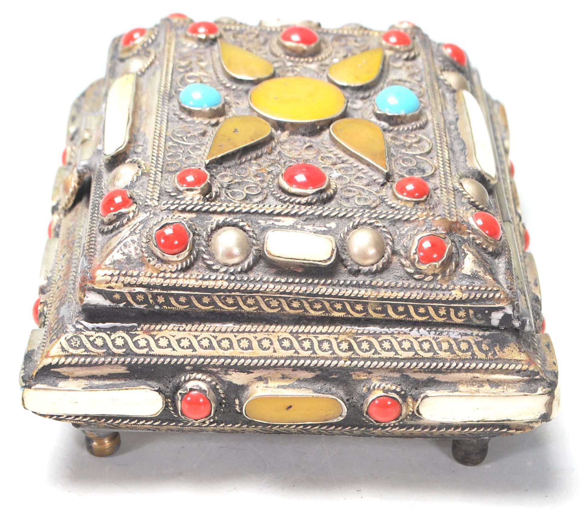 FILIGREE WORKED BONE, CORAL AND TURQUOISE LIDDED BOX - Bild 3 aus 7