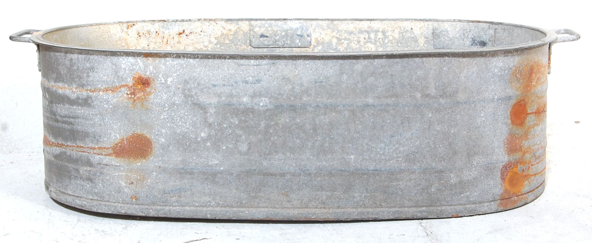 A RETRO 20TH CENTURY RECLAMATION YARD GALVANISED BATH - Bild 2 aus 4