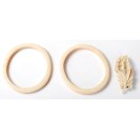 A GROUP OF THREE 20TH CENTURY EDWARDIAN IVORY JEWELLERY BANGLES AND BROOCH.