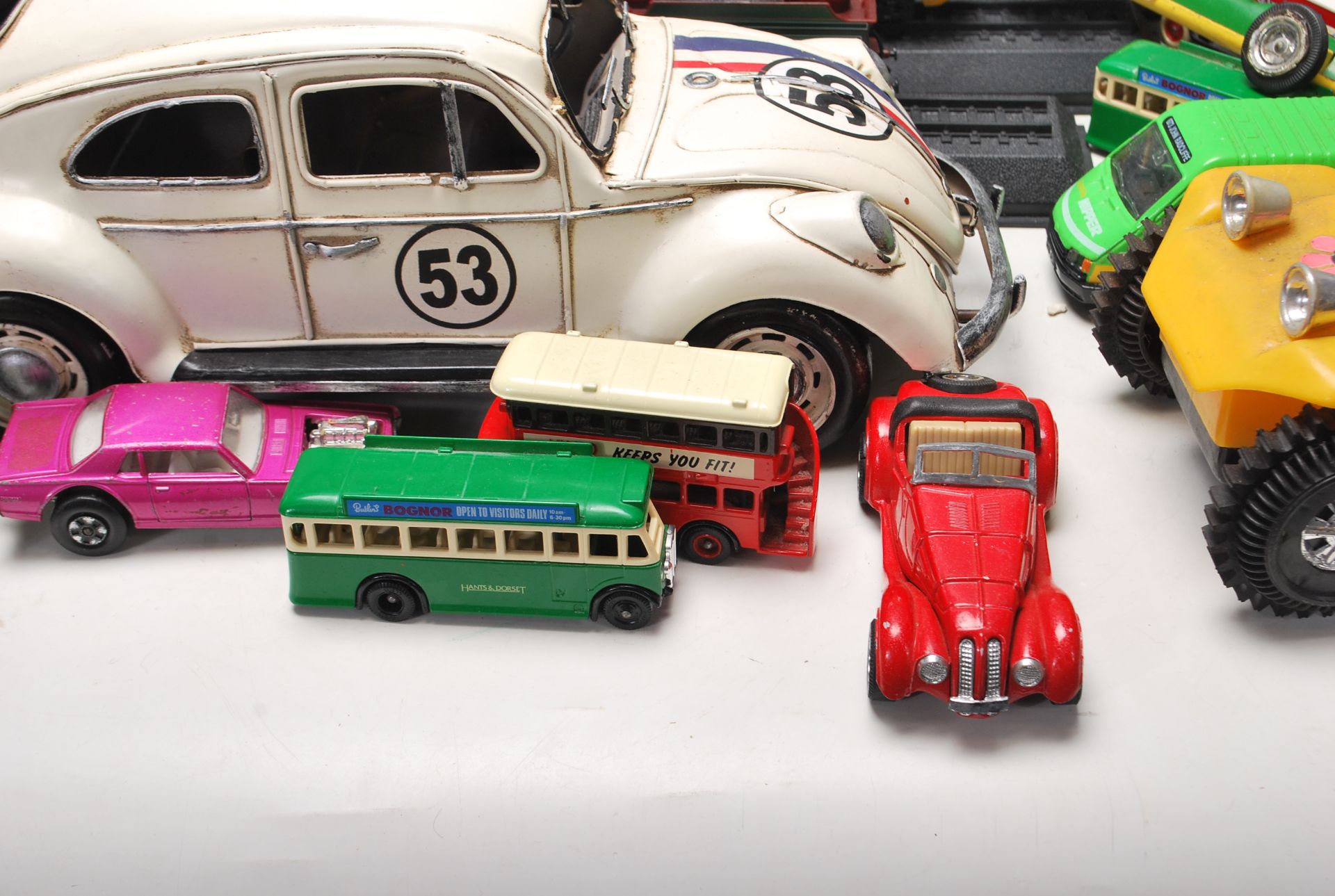 LARGE COLLECTION OF RETRO VINTAGE DIE CAST TOYS - Bild 8 aus 13