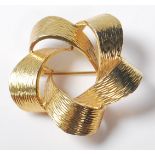 9CT GOLD 1960'S BRUSHED EFFECT BROOCH
