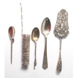GROUP OF 20TH CENTURY SILVER AND WHITE METAL ITEMS