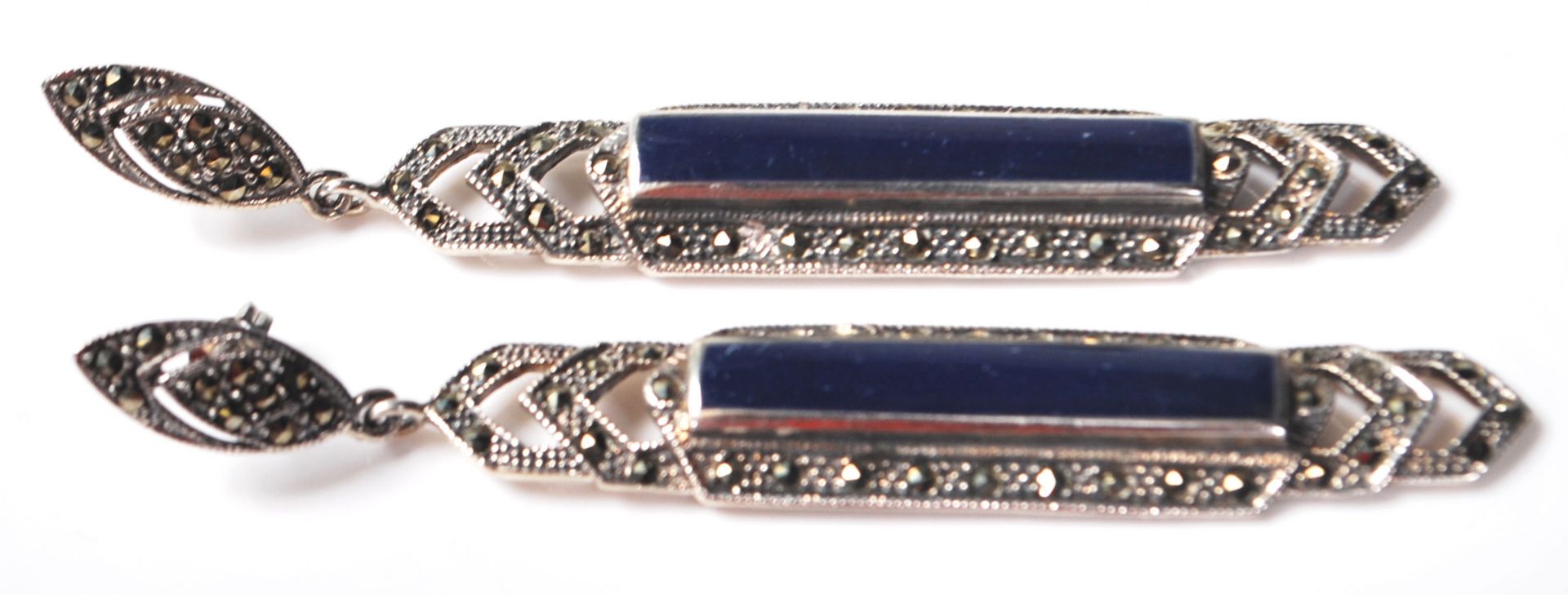 A PAIR OF STAMPED 925 SILVER ART DECO STYLE DROP EARRING SET WITH LAPIS LAZULI