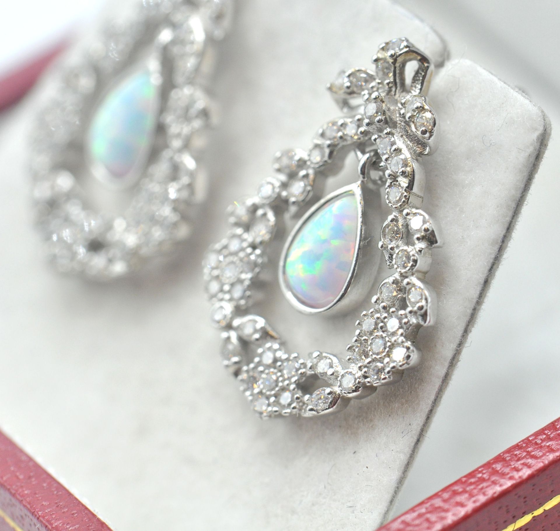 A PAIR OF STAMPED 925 SILVER BELLE EPOCH STYLE EARRINGS SET WITH OPALITES AND CUBIC ZIRCONIA - Bild 4 aus 5