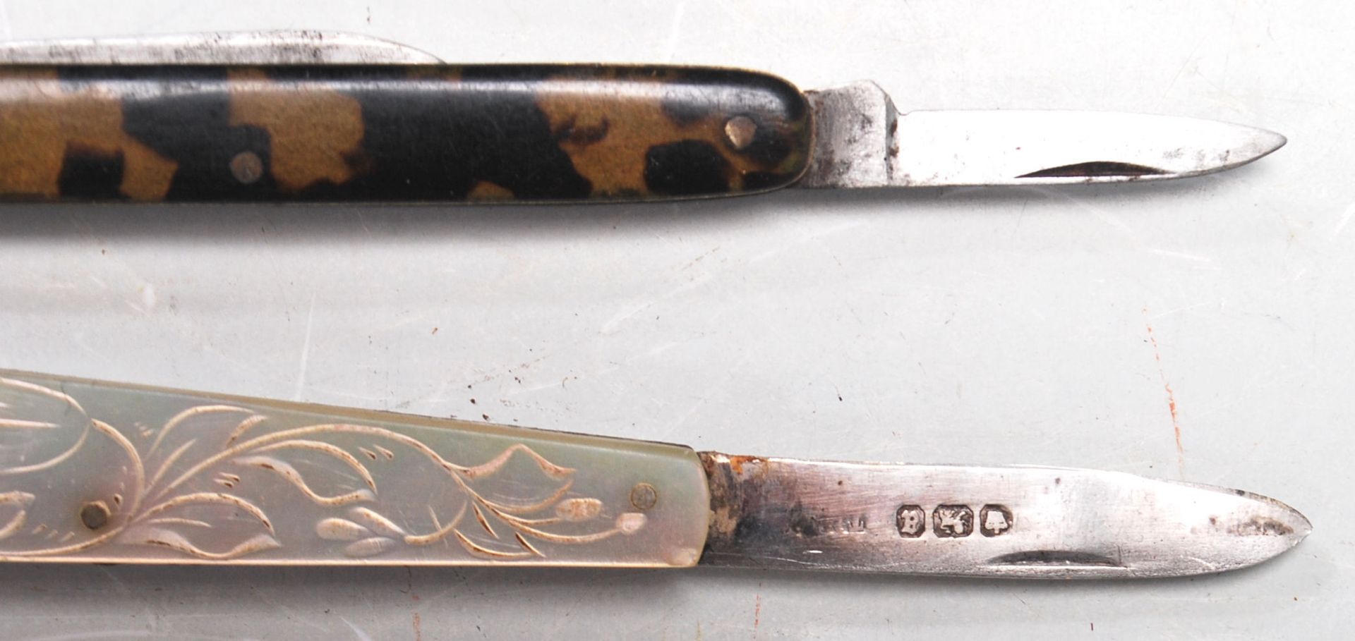 TEN EARLY 20TH CENTURY AND LATER FRUIT KNIVES WITH MOTHER OF PEARL, BONE HANDLES - Bild 7 aus 7