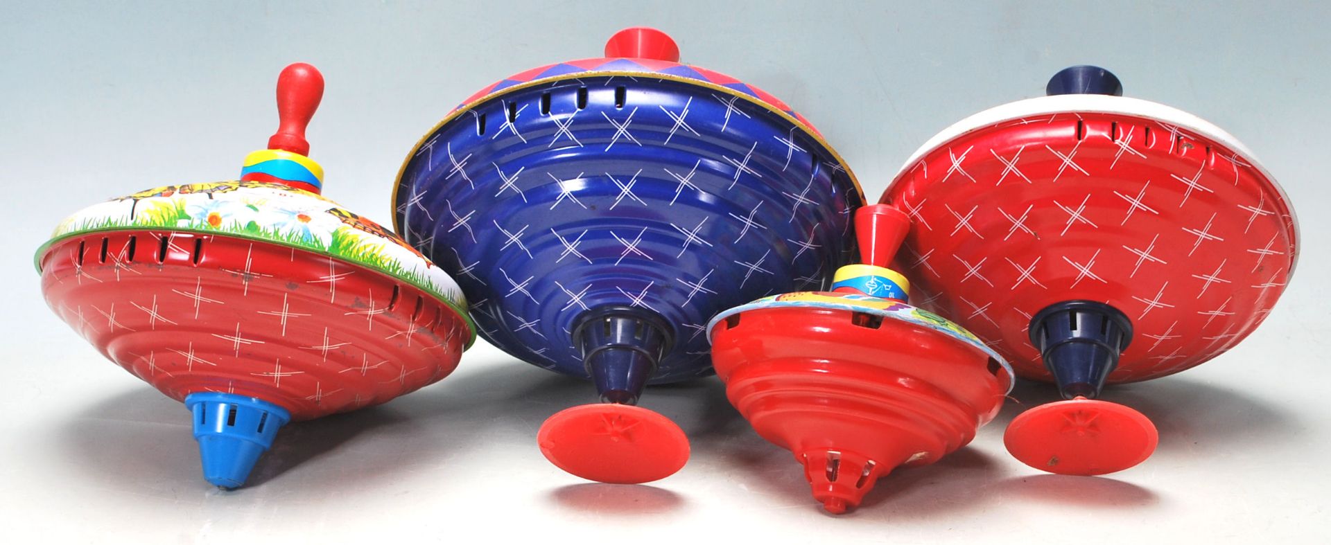 A COLLECTION OF FOUR TIN SPINNING TOYS IN A FORM OF UFO - Bild 3 aus 7