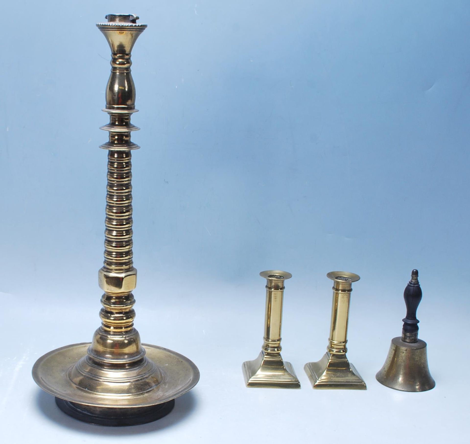 A COLLECTION OF EARLY 20TH CENTURY BRASSWARE INCLUDING A CHURCH CANDLESTICK