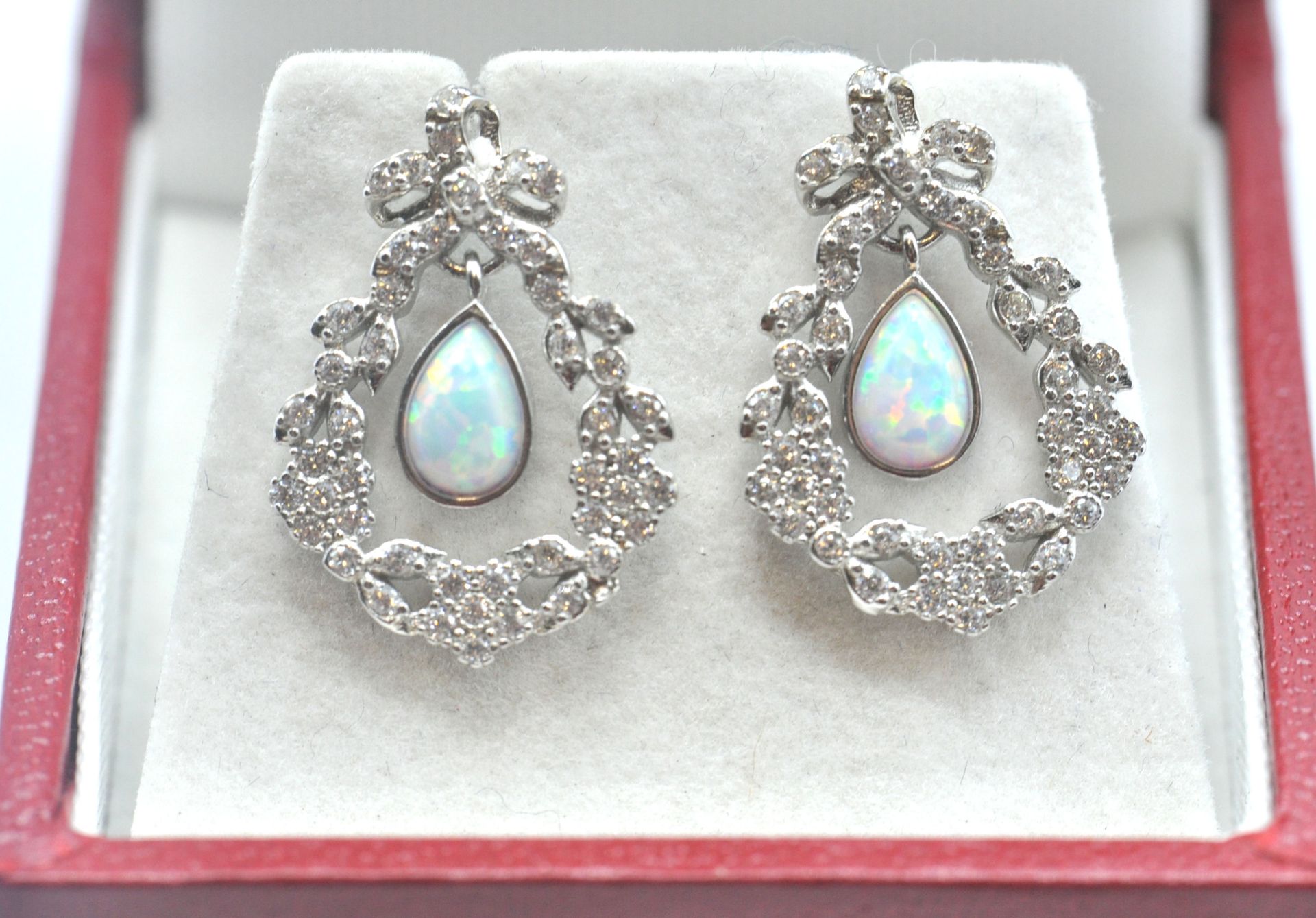 A PAIR OF STAMPED 925 SILVER BELLE EPOCH STYLE EARRINGS SET WITH OPALITES AND CUBIC ZIRCONIA - Bild 3 aus 5