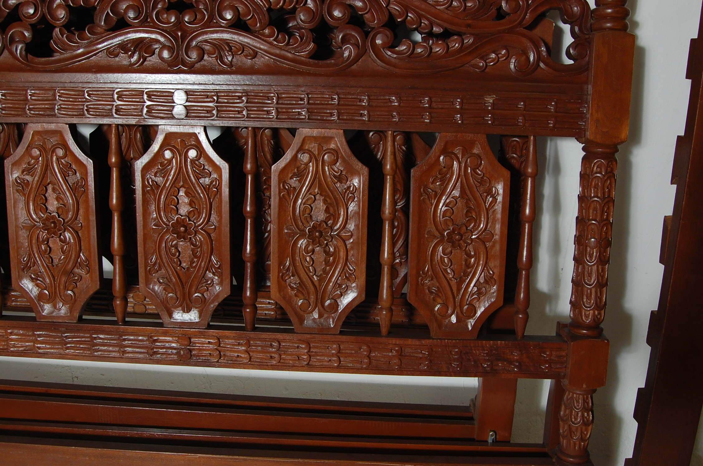 ANTIQUE STYLE LARGE MAHOGANY CARVED DOUBLE BED - Image 7 of 8