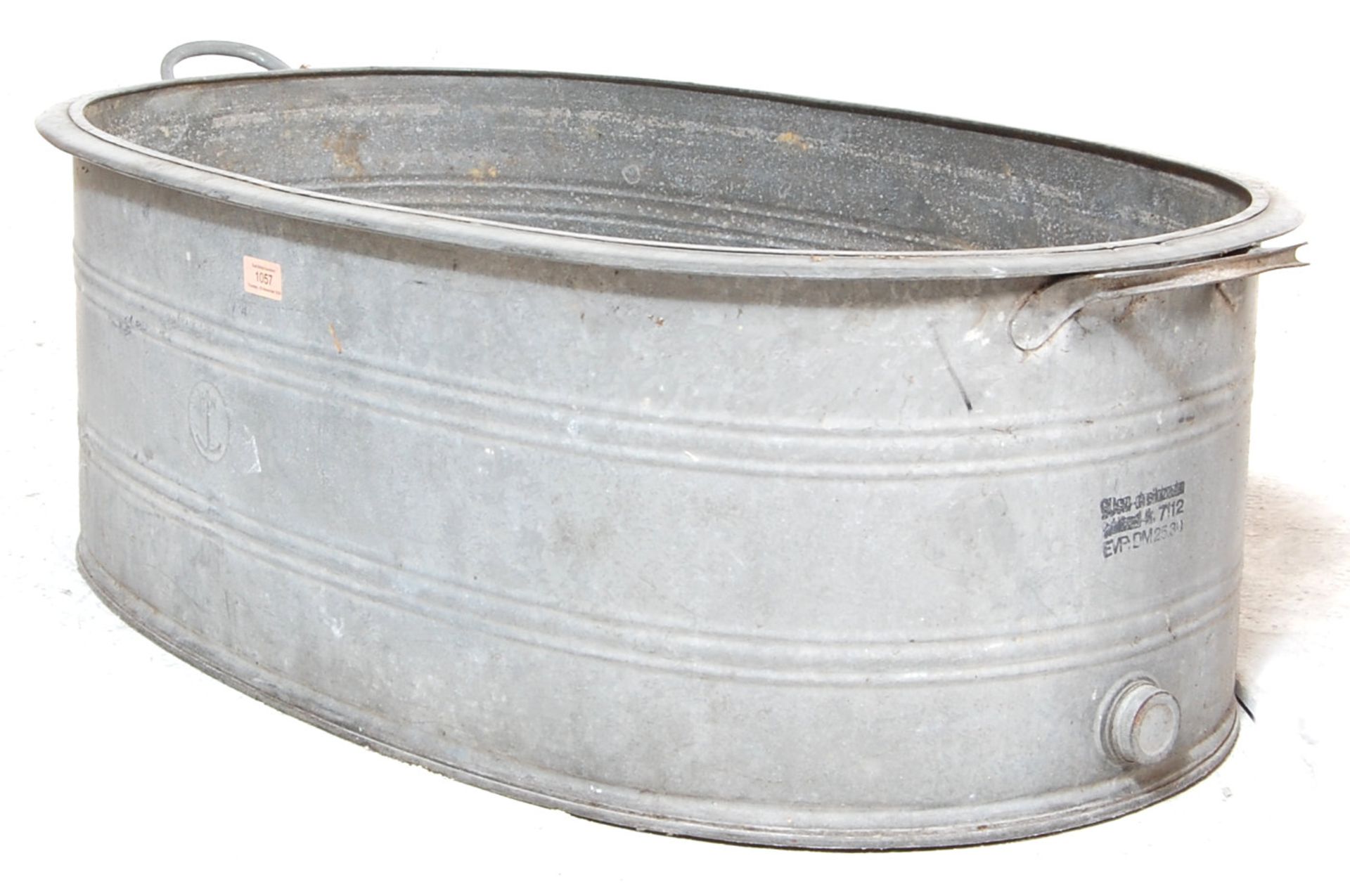 A RETRO 20TH CENTURY RECLAMATION GALVANISED BATH - Bild 4 aus 4