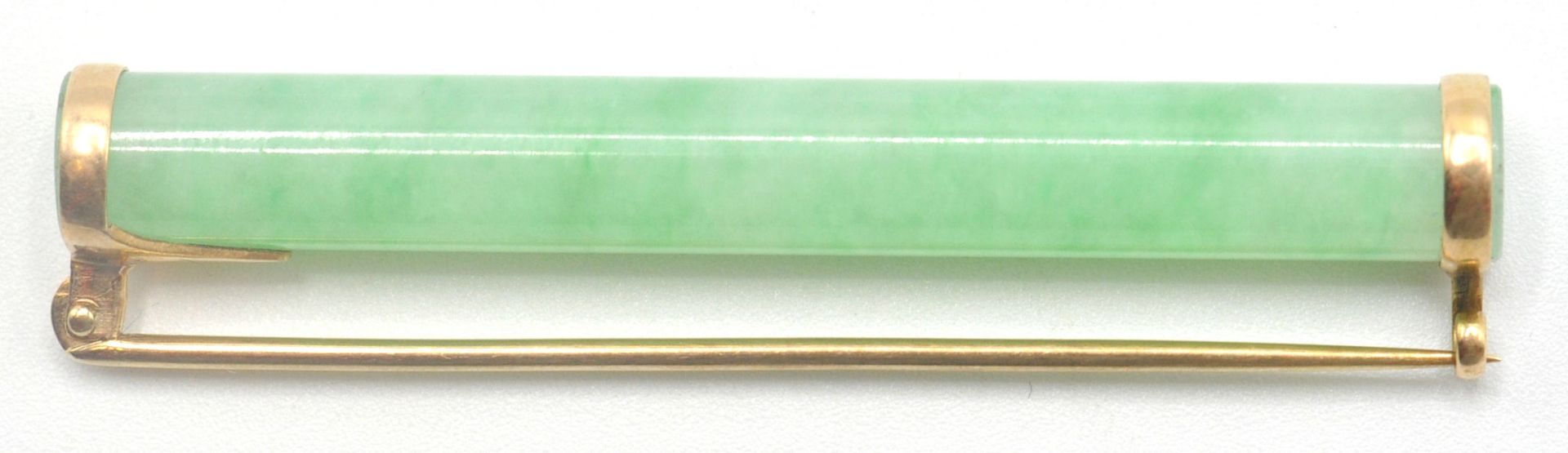 VINTAGE CHINESE GREEN JADE AND GOLD BAR BROOCH - Bild 7 aus 8