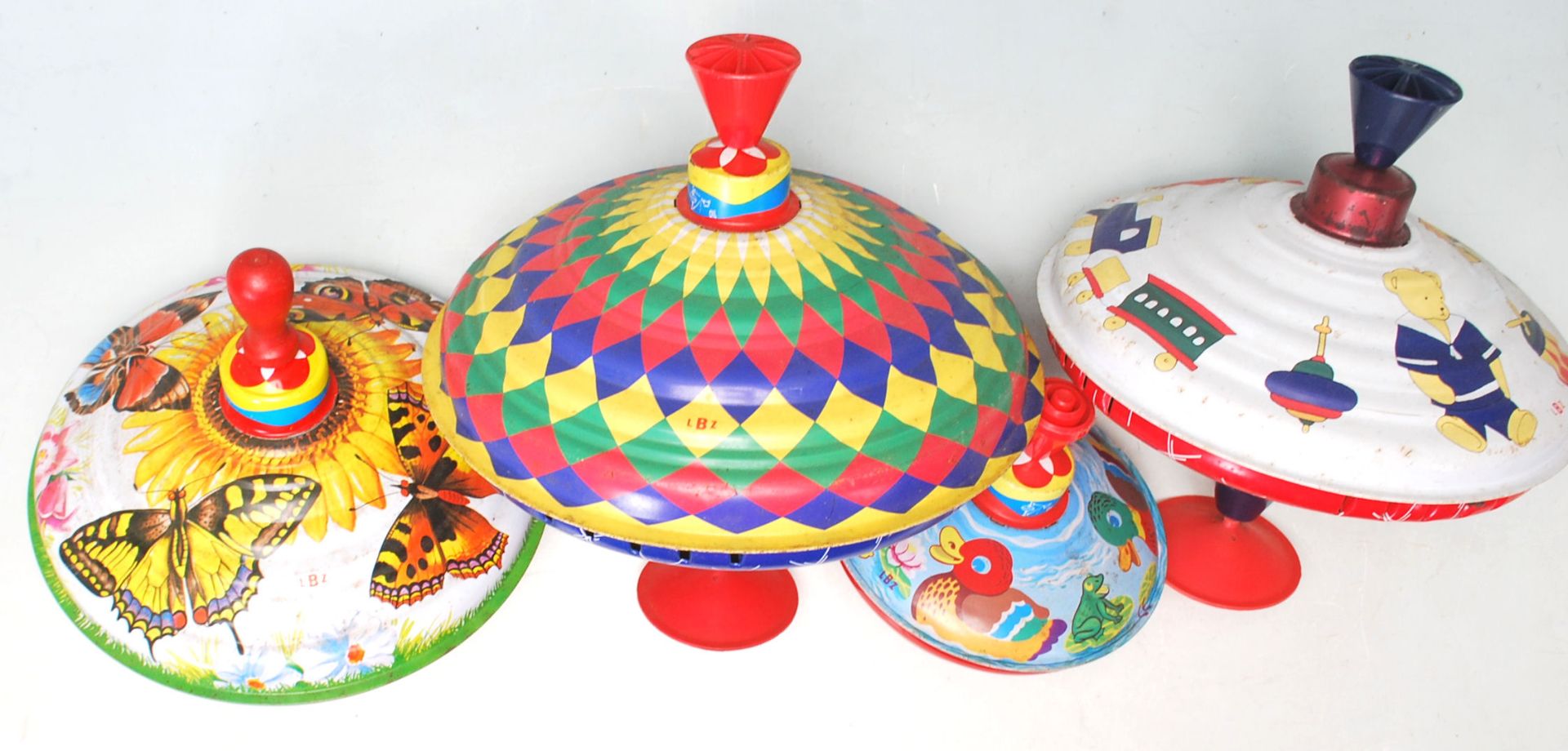 A COLLECTION OF FOUR TIN SPINNING TOYS IN A FORM OF UFO - Bild 5 aus 7