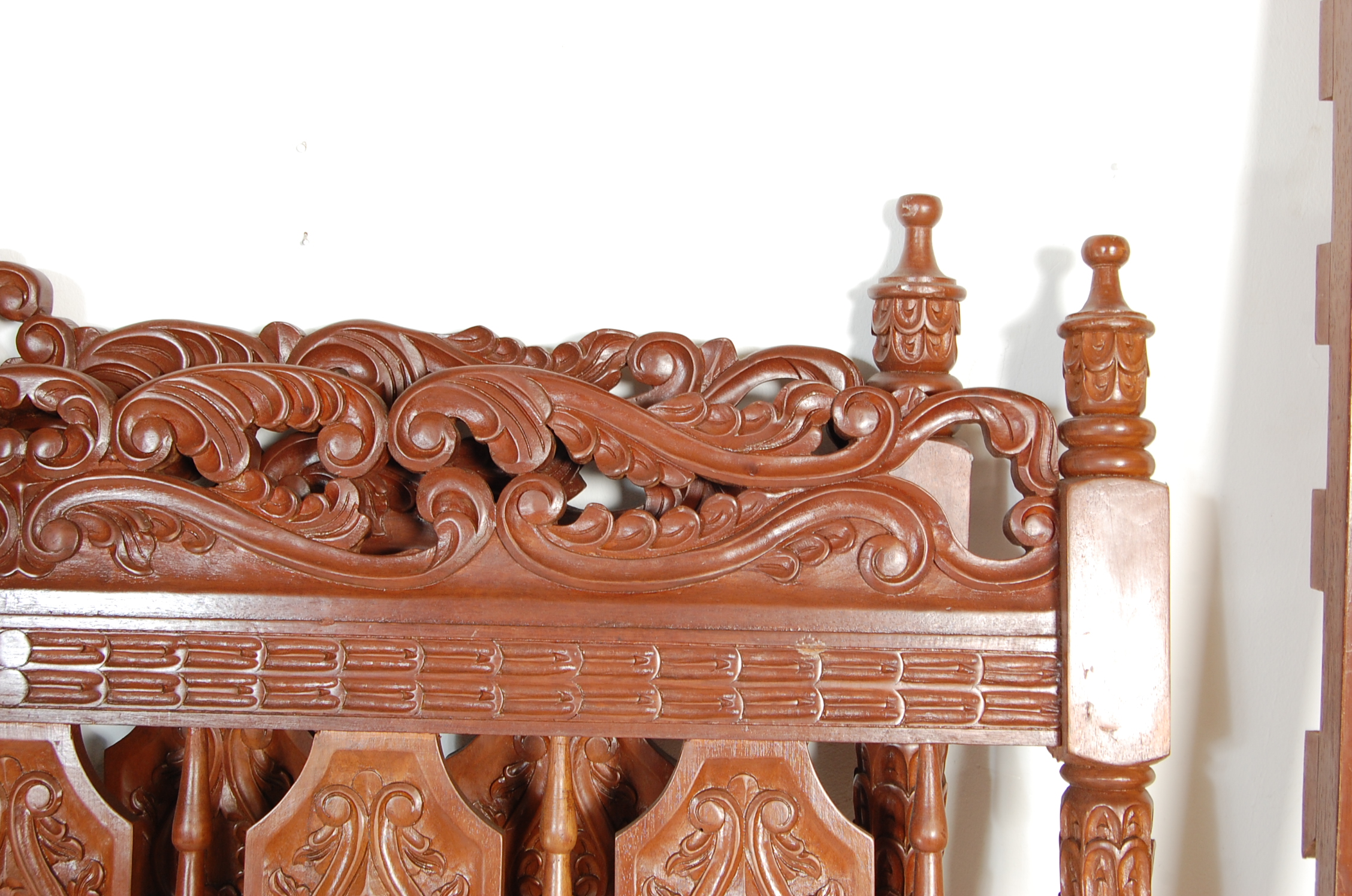 ANTIQUE STYLE LARGE MAHOGANY CARVED DOUBLE BED - Image 6 of 8