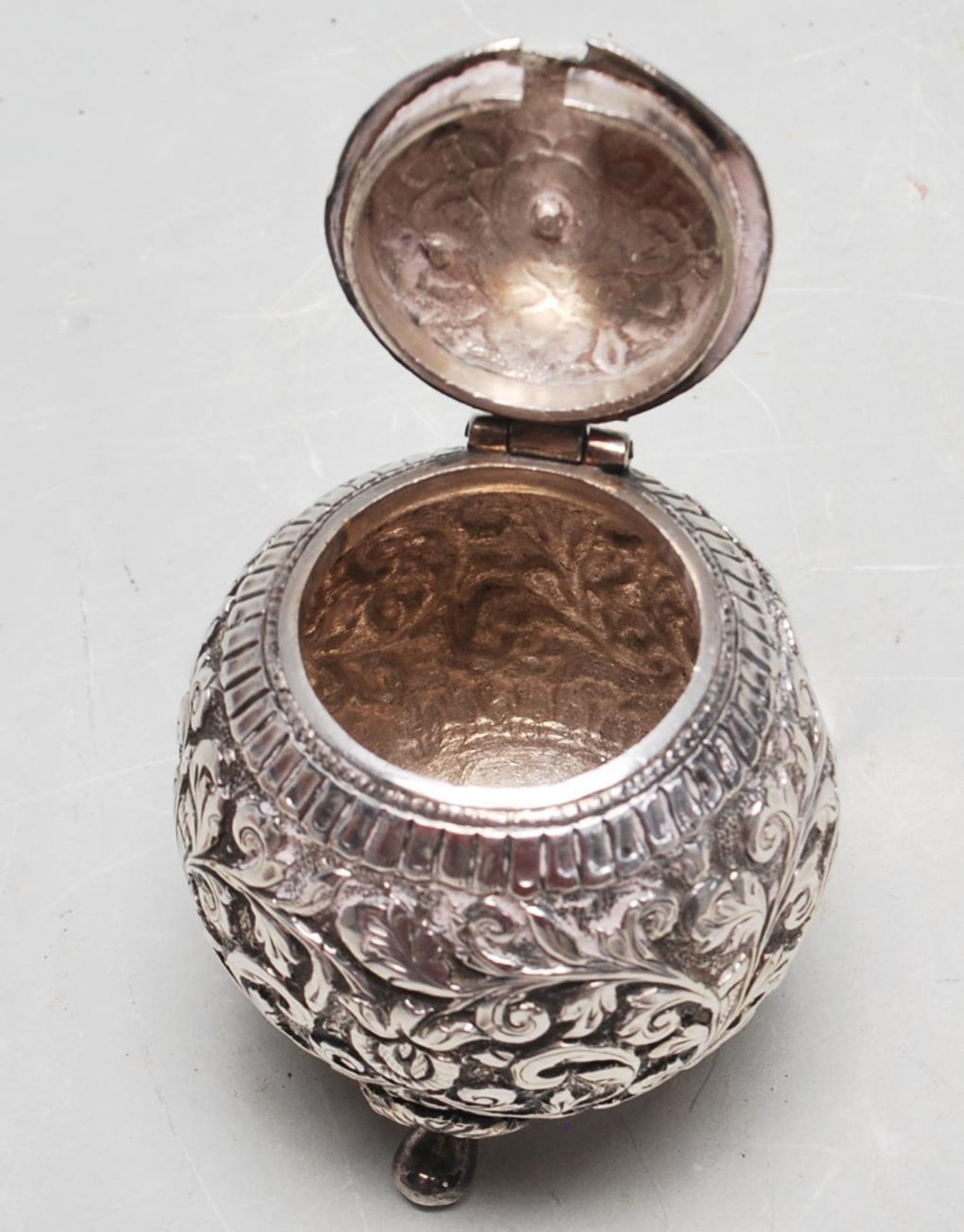 INDIAN SILVER LIDDED BOWL WITH FLORAL MOTIFS DECORATION - Bild 5 aus 5