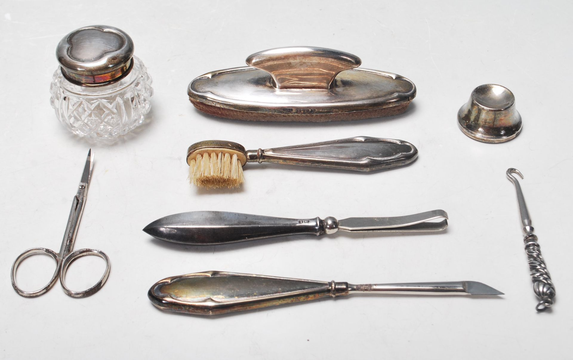 EARLY 20TH CENTURY SILVER VANITY SET BY LEVI & SALAMAN - Bild 3 aus 7